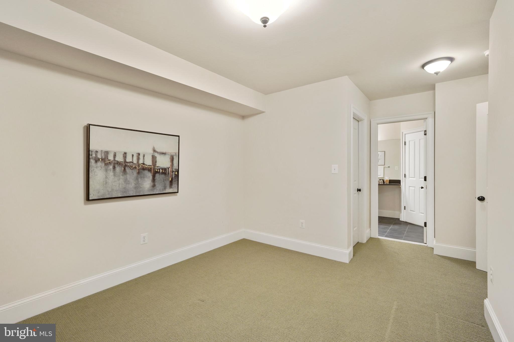 COUNTRY CLUB MANOR - Residential