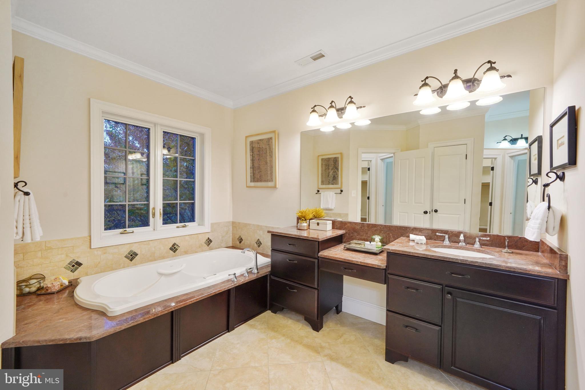 COUNTRY CLUB MANOR - Residential