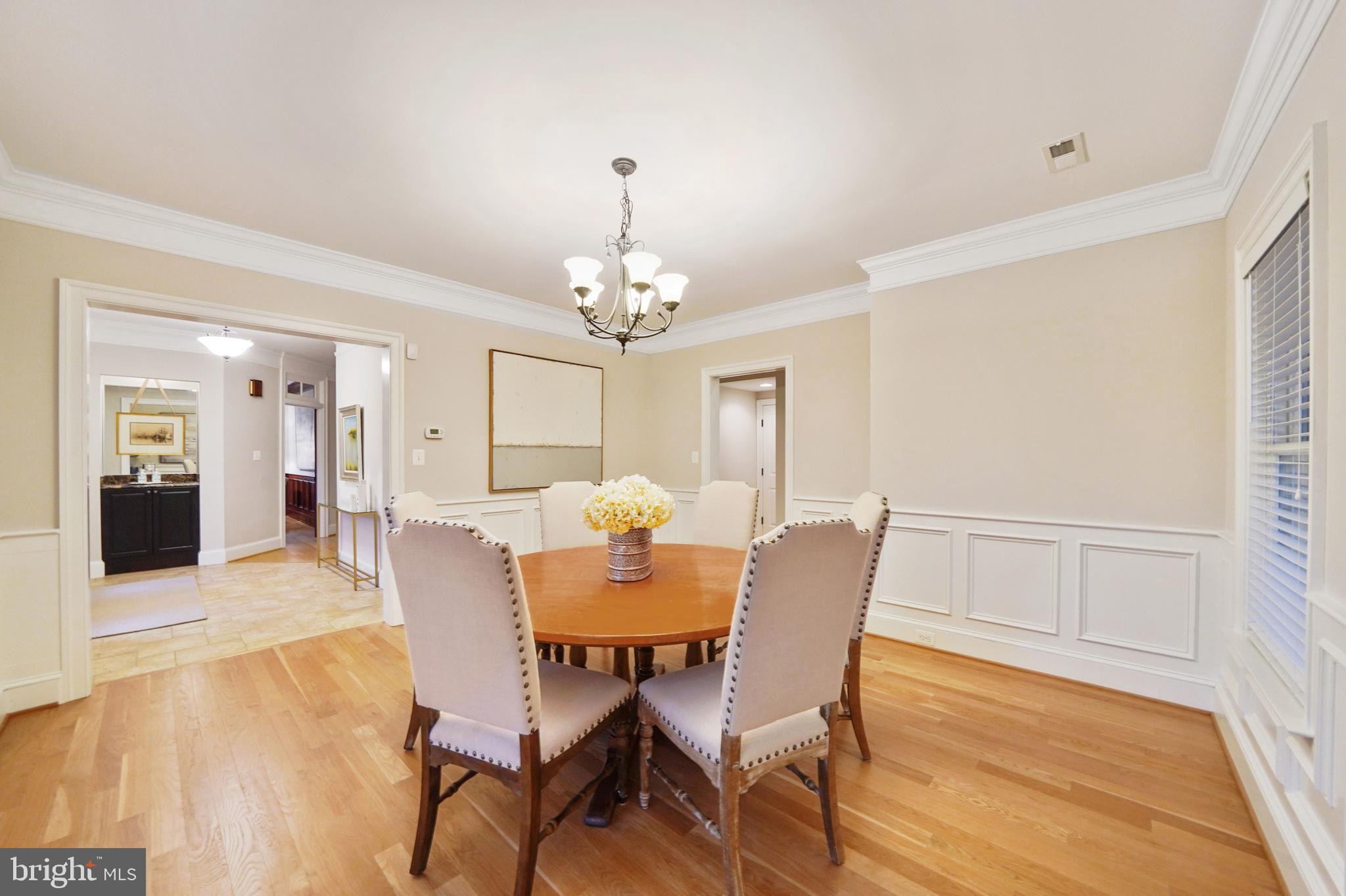 COUNTRY CLUB MANOR - Residential