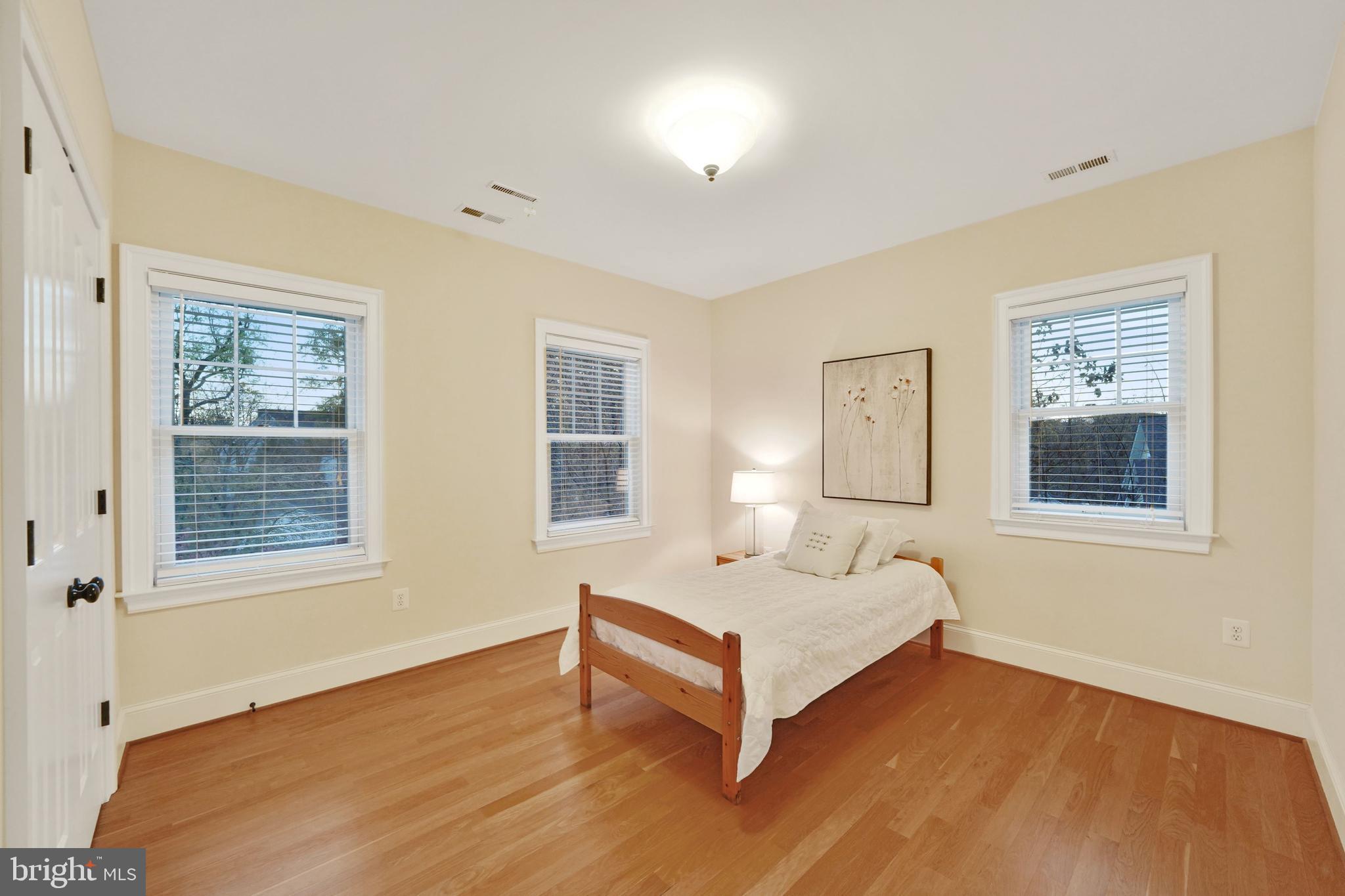 COUNTRY CLUB MANOR - Residential