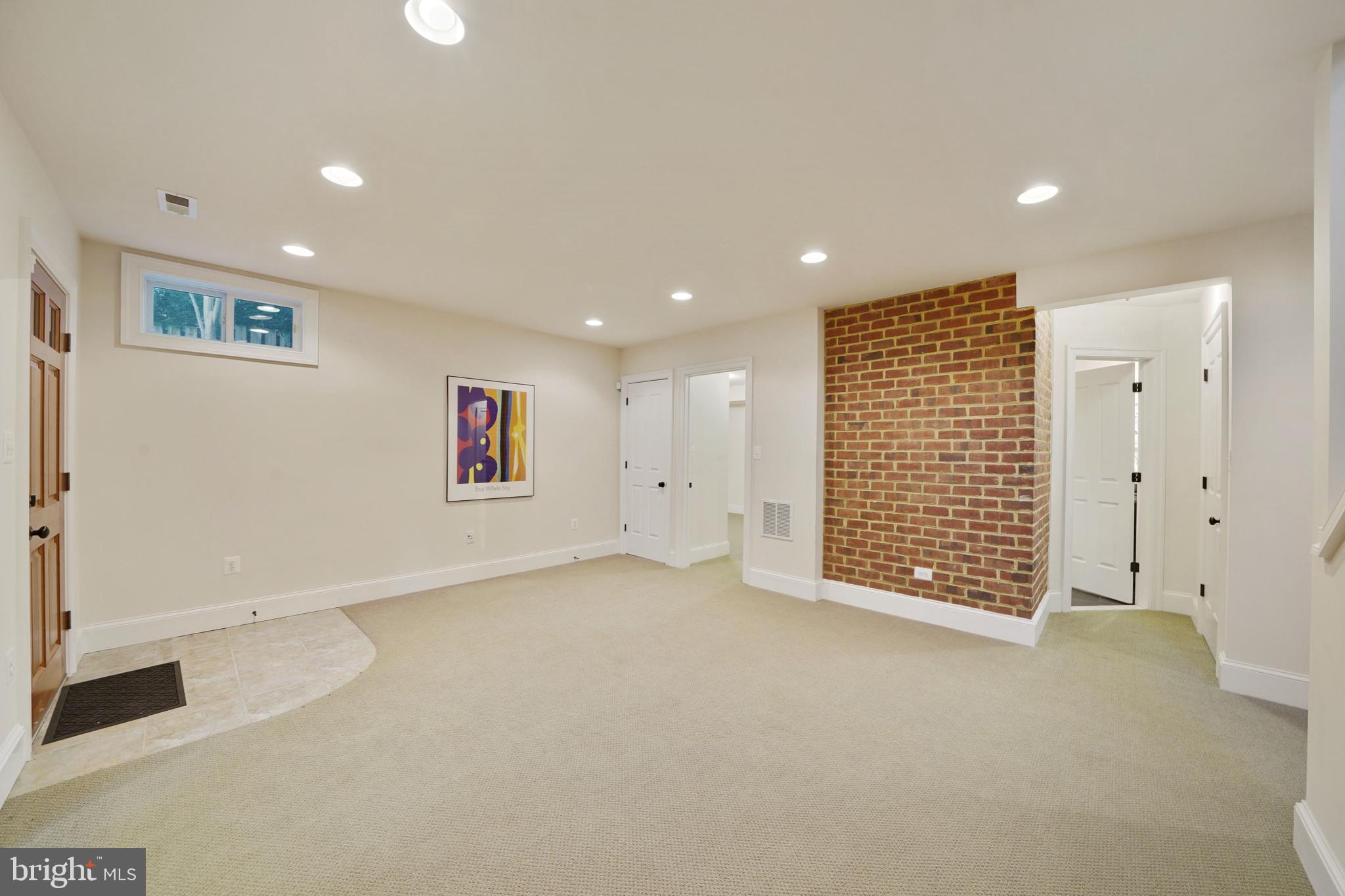 COUNTRY CLUB MANOR - Residential