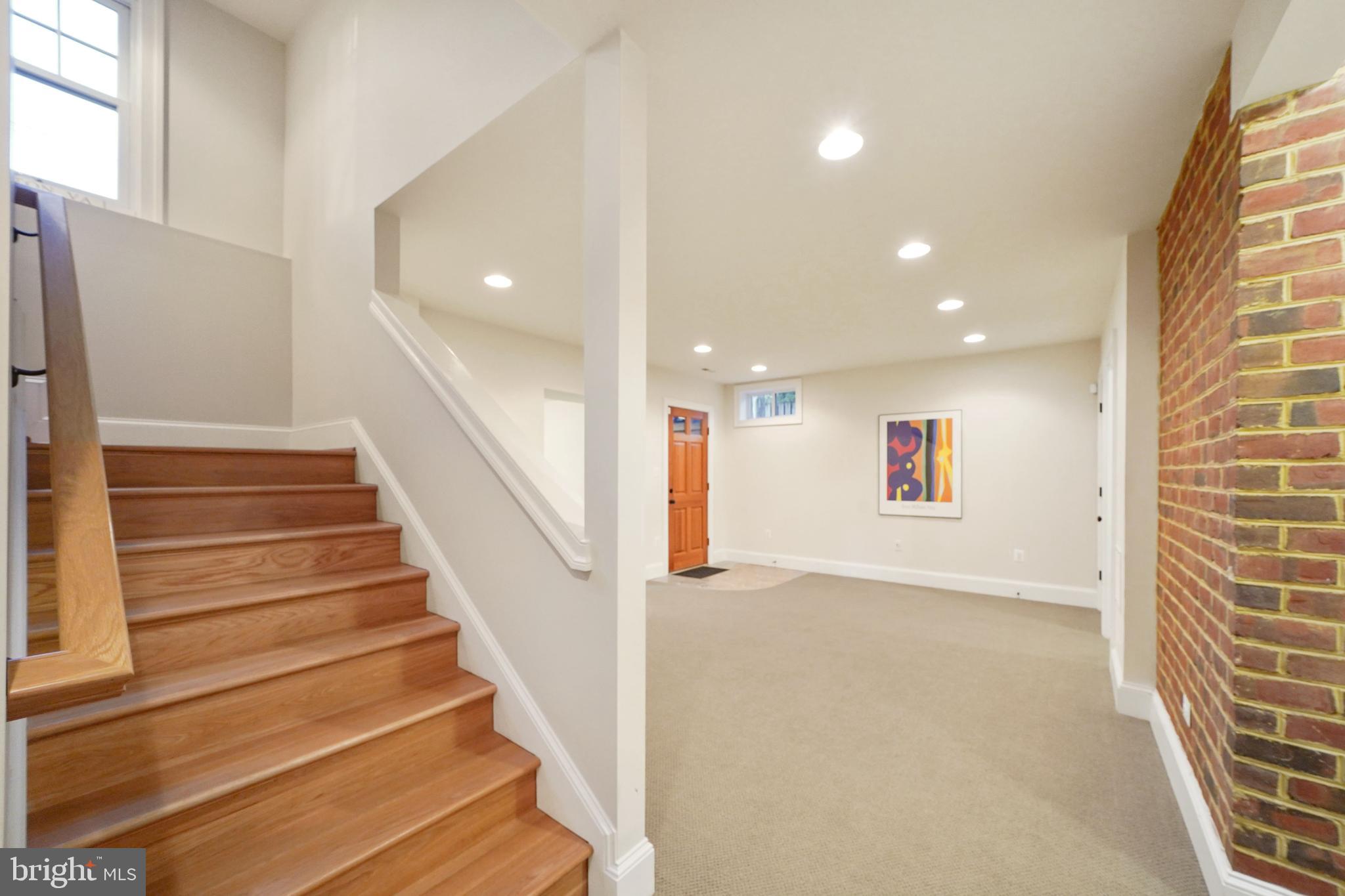 COUNTRY CLUB MANOR - Residential