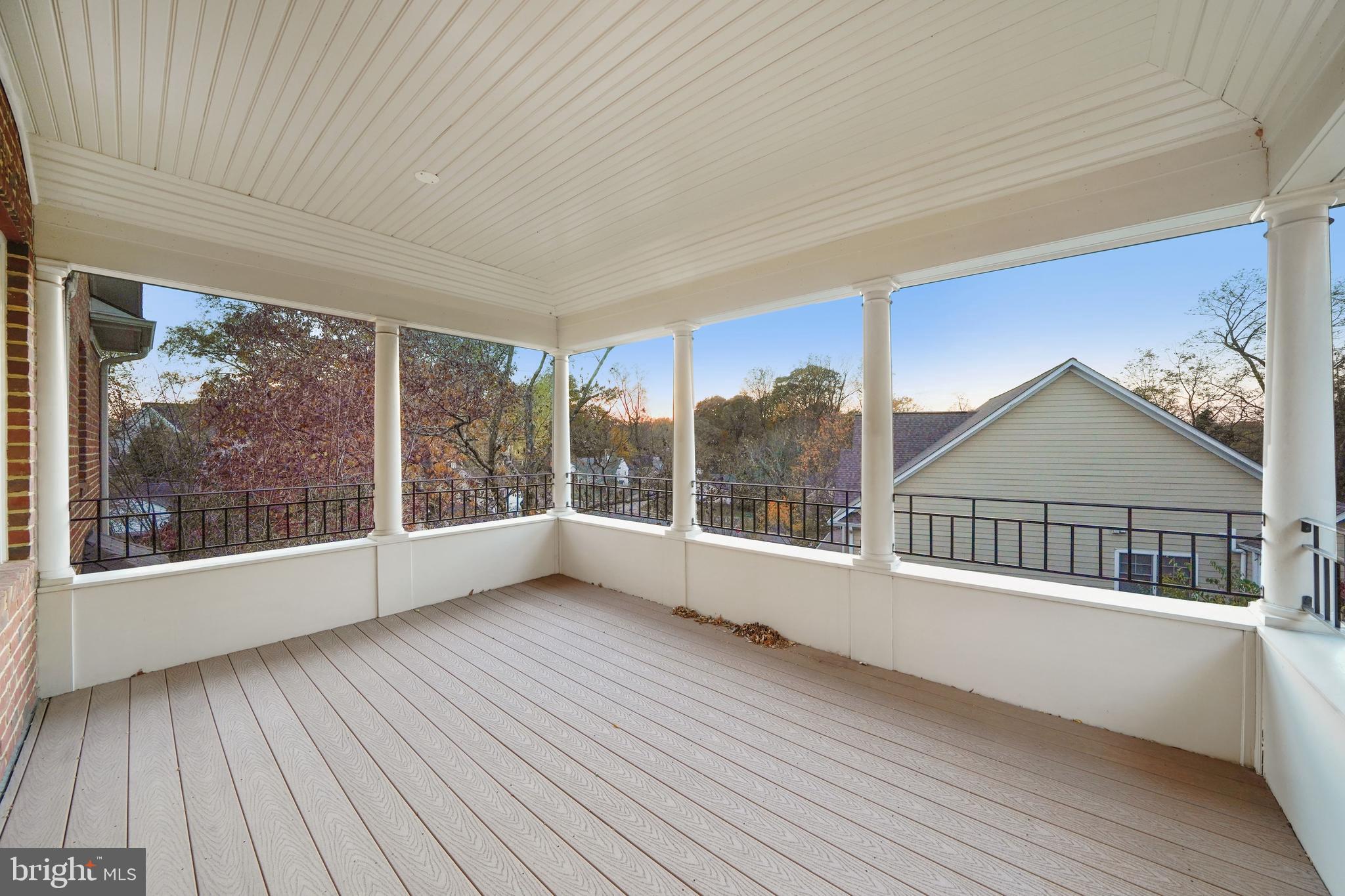 COUNTRY CLUB MANOR - Residential