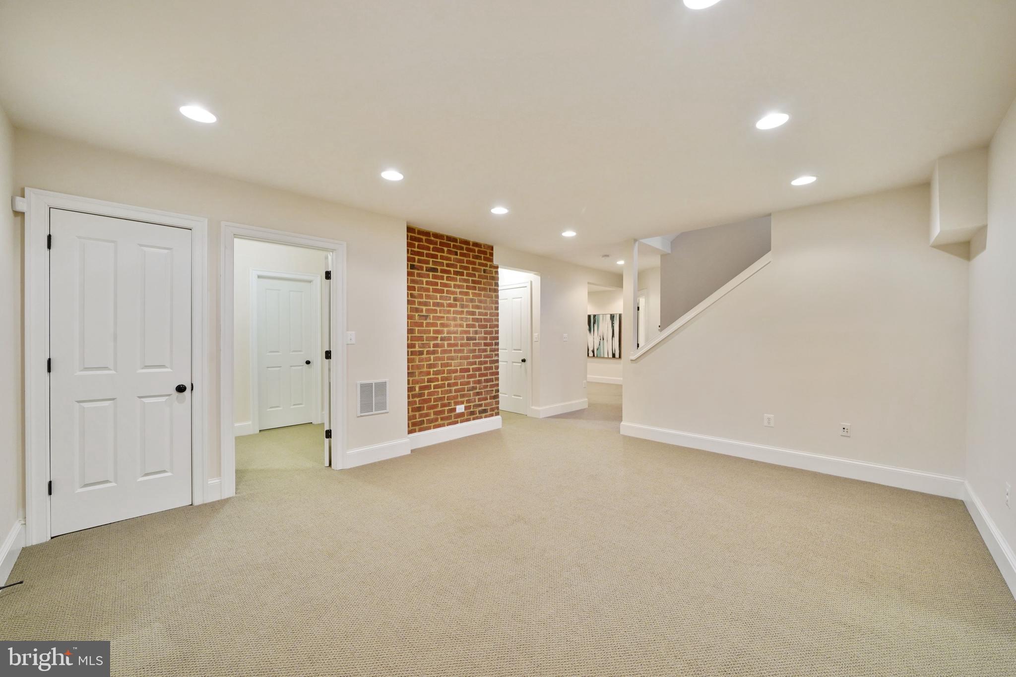 COUNTRY CLUB MANOR - Residential