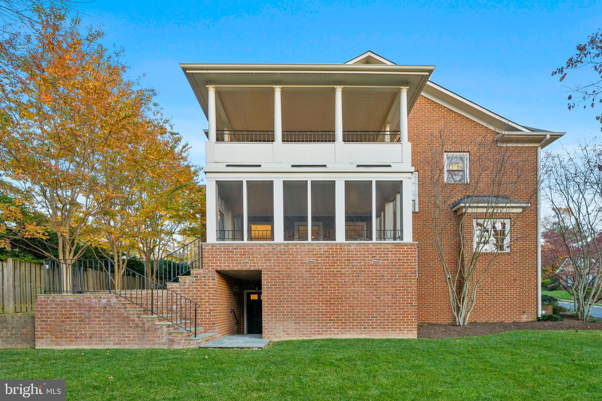 COUNTRY CLUB MANOR - Residential