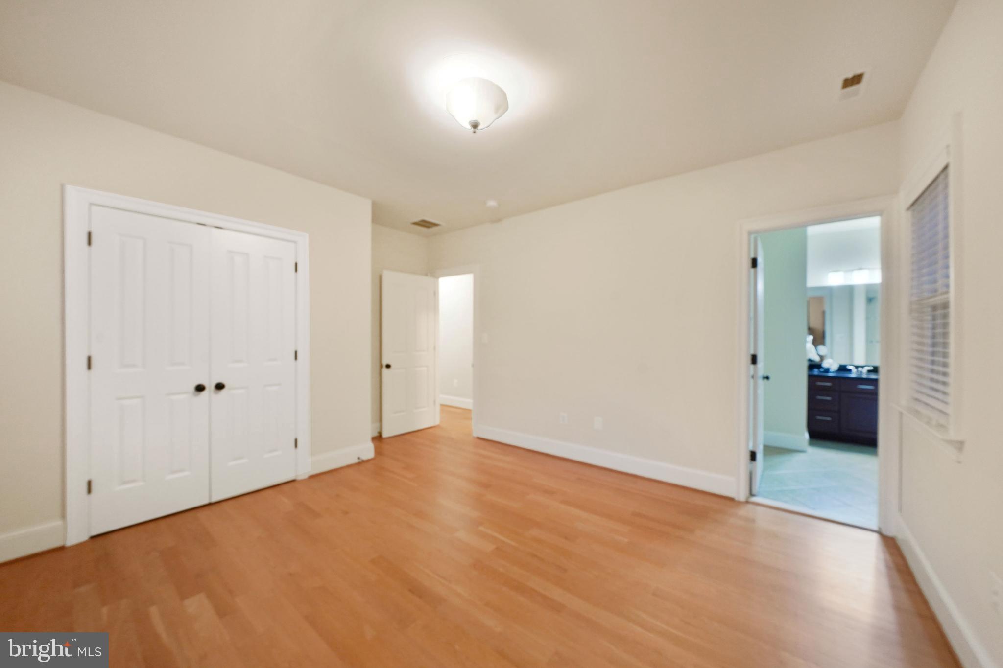 COUNTRY CLUB MANOR - Residential