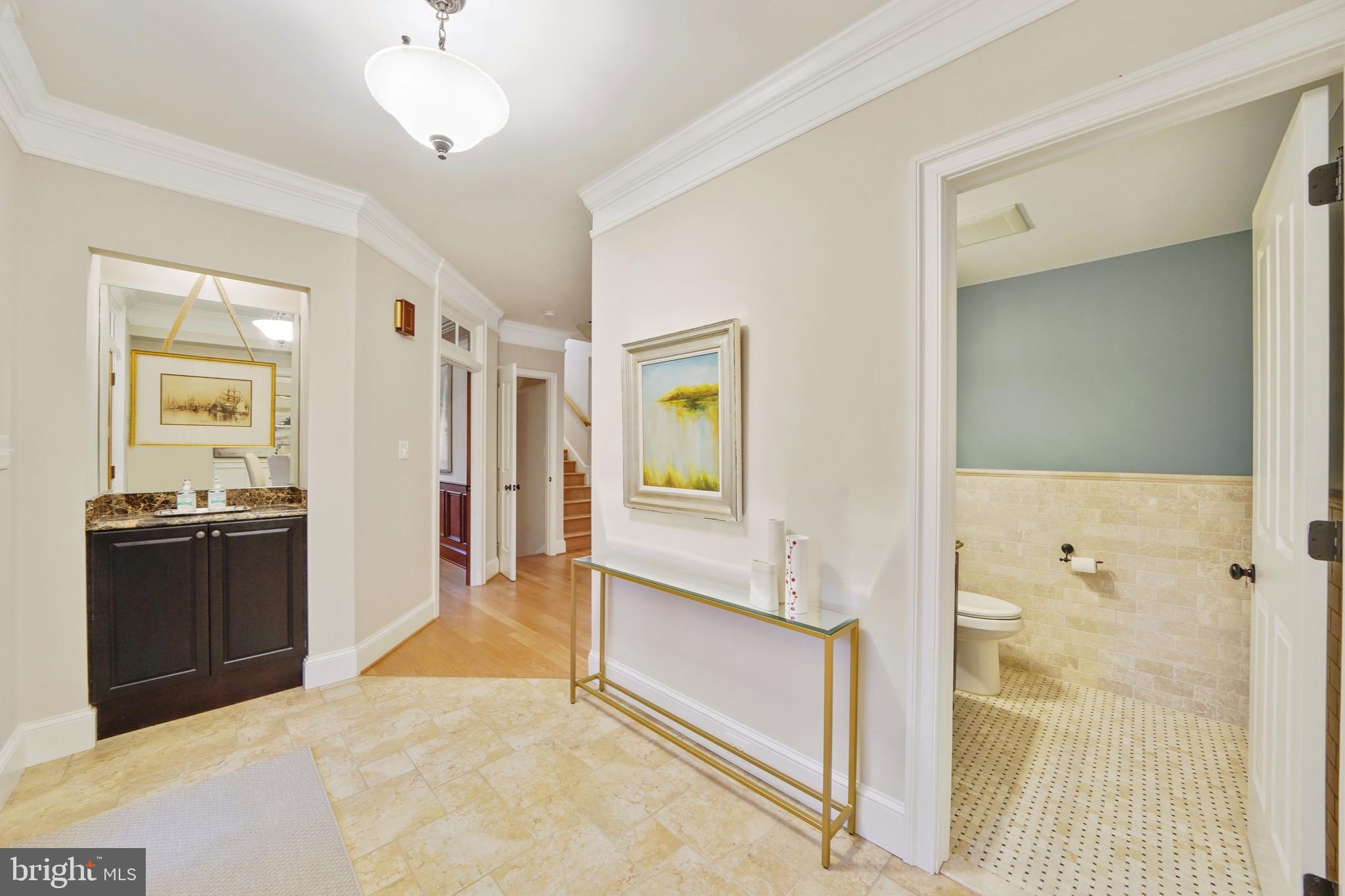 COUNTRY CLUB MANOR - Residential