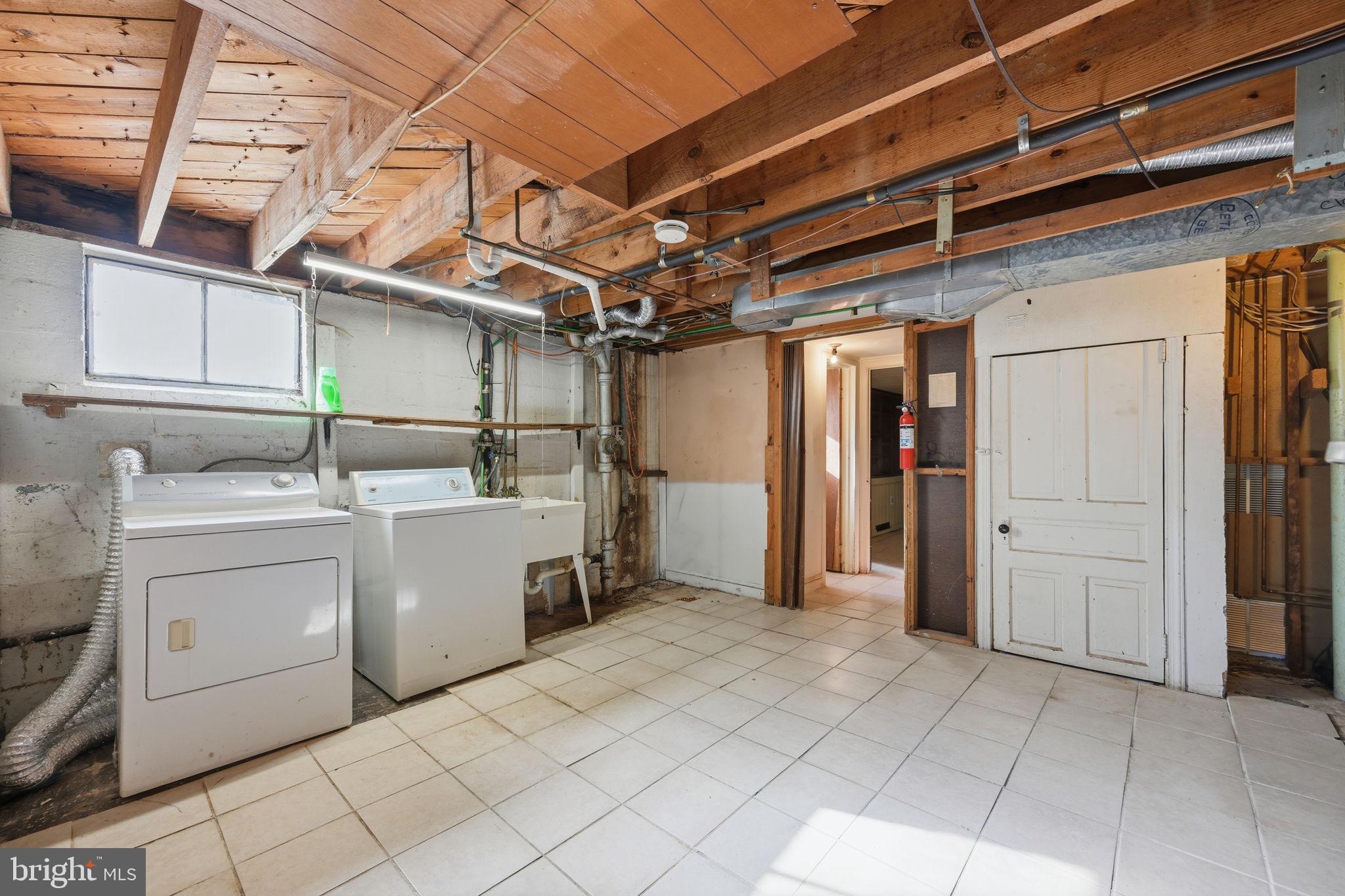 BURNT MILLS GAR-VILL - Residential