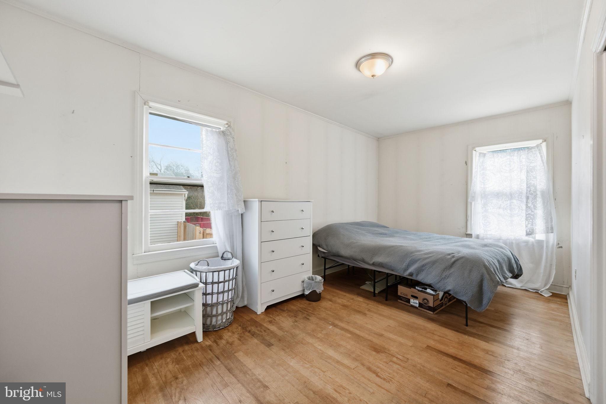 BURNT MILLS GAR-VILL - Residential