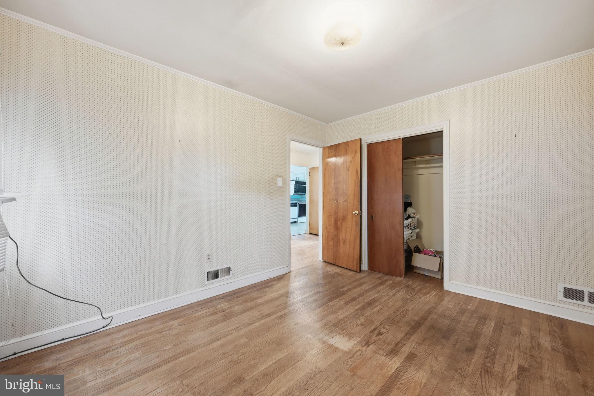 BURNT MILLS GAR-VILL - Residential