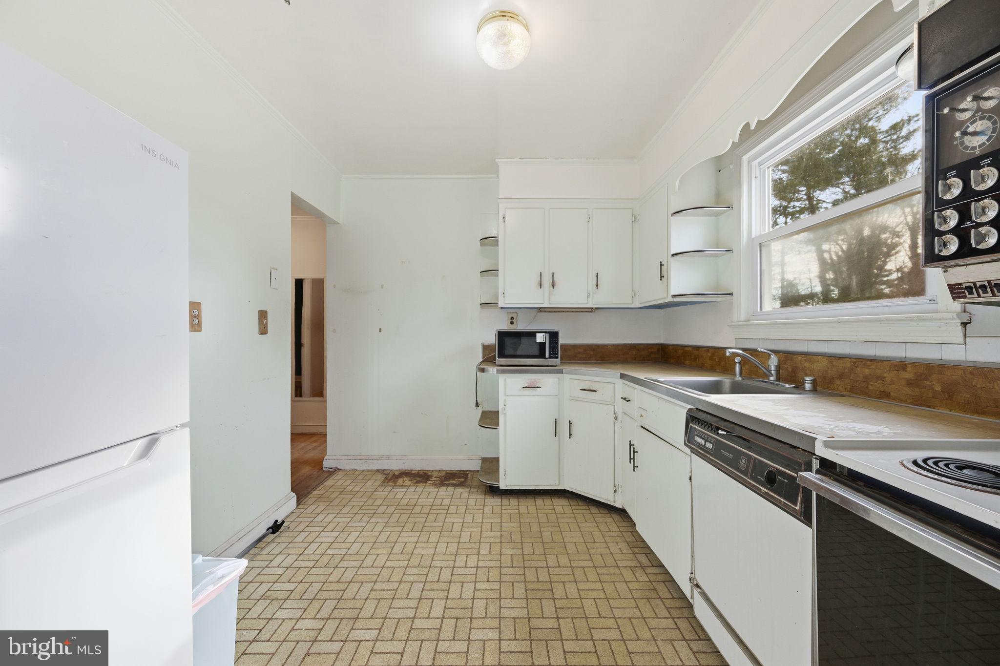 BURNT MILLS GAR-VILL - Residential