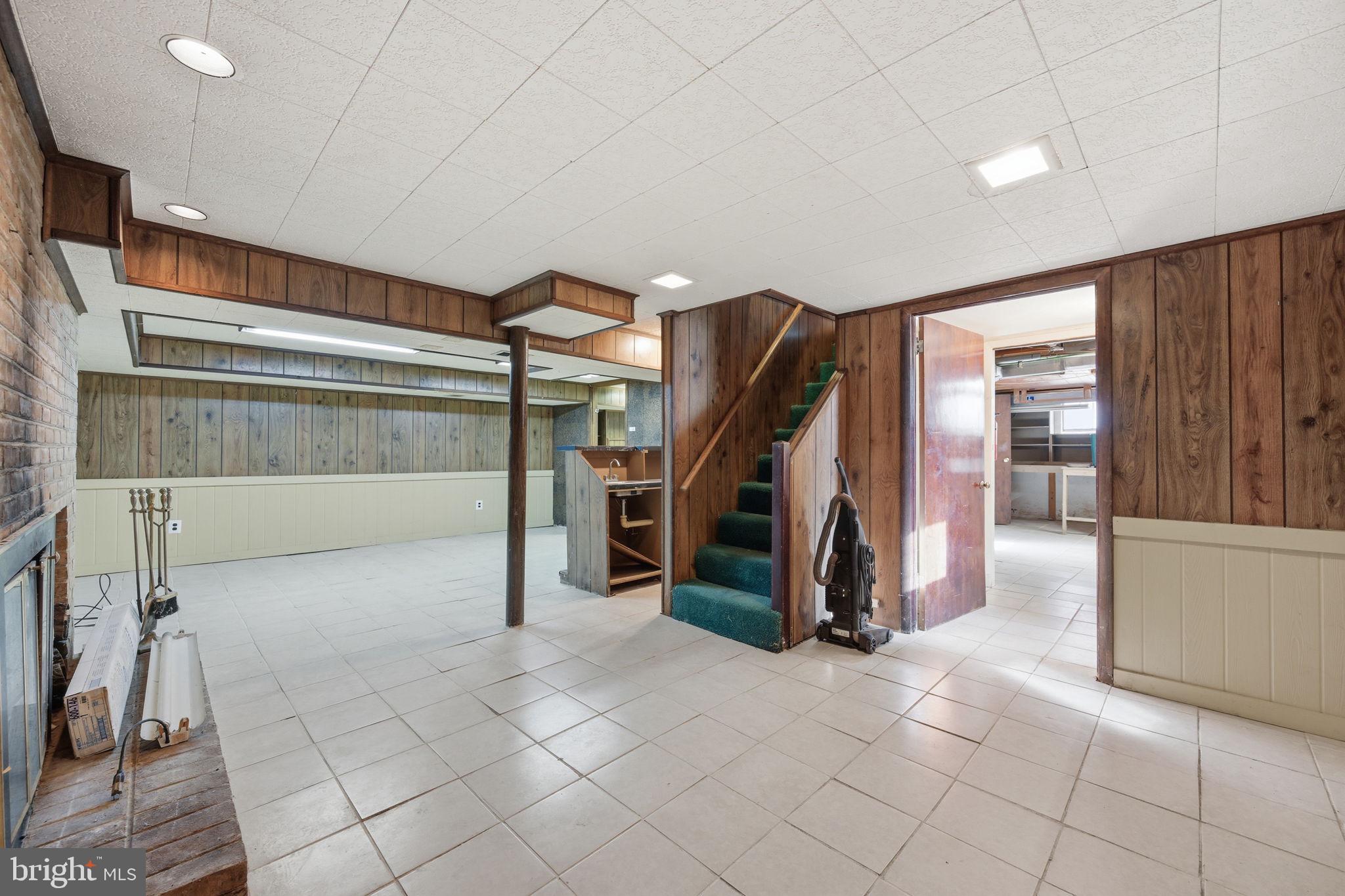 BURNT MILLS GAR-VILL - Residential