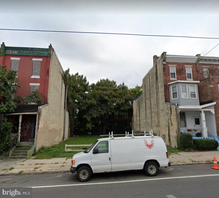 This property is vacant land with original zoning of cmx2 current land use is up to buyer to determine. Preferred use of seller's title company for clearing purposes.