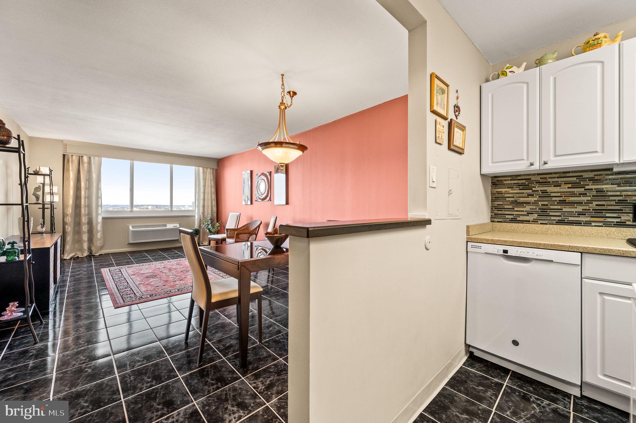 LOGAN SQUARE - Residential