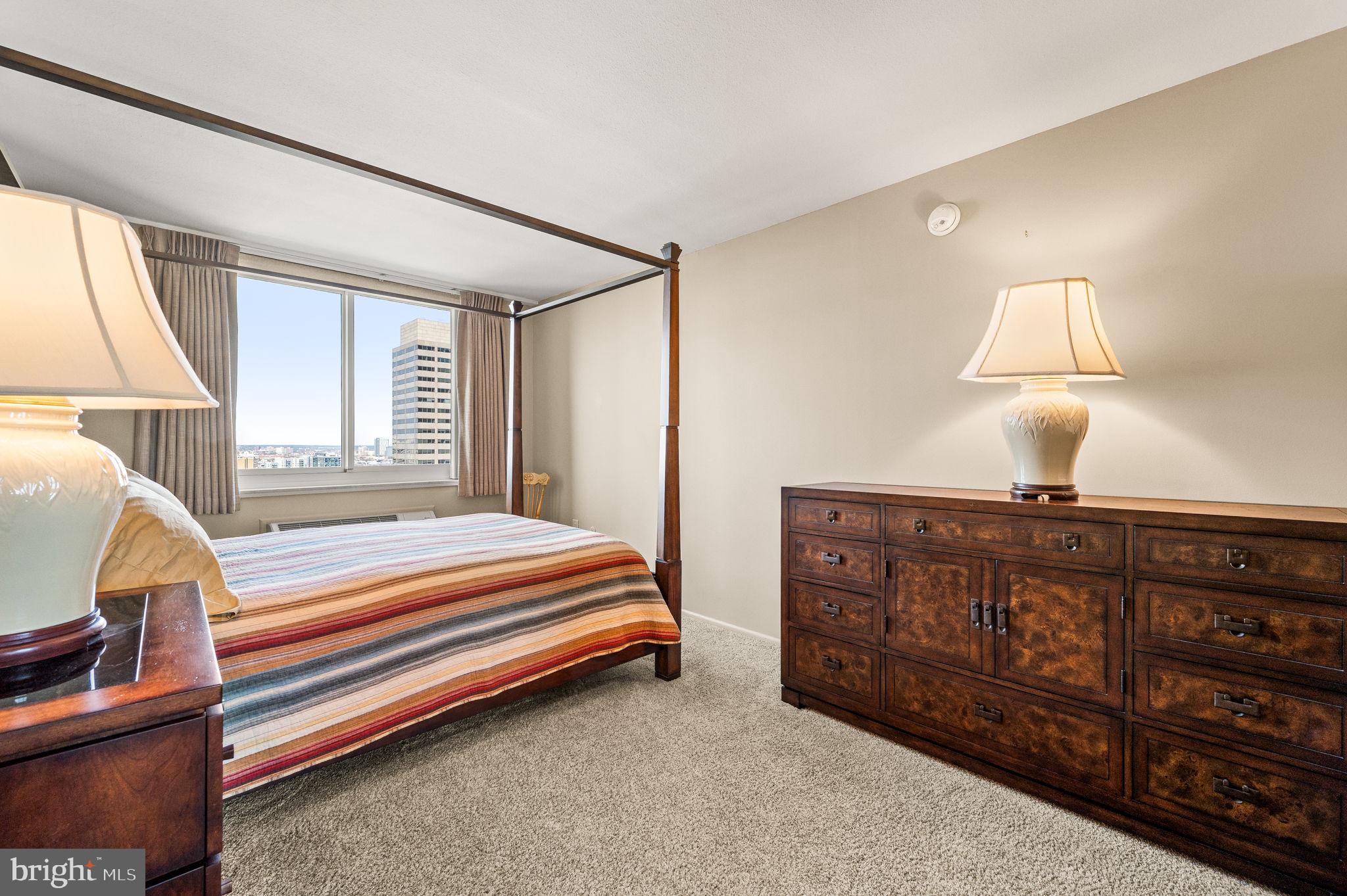 LOGAN SQUARE - Residential