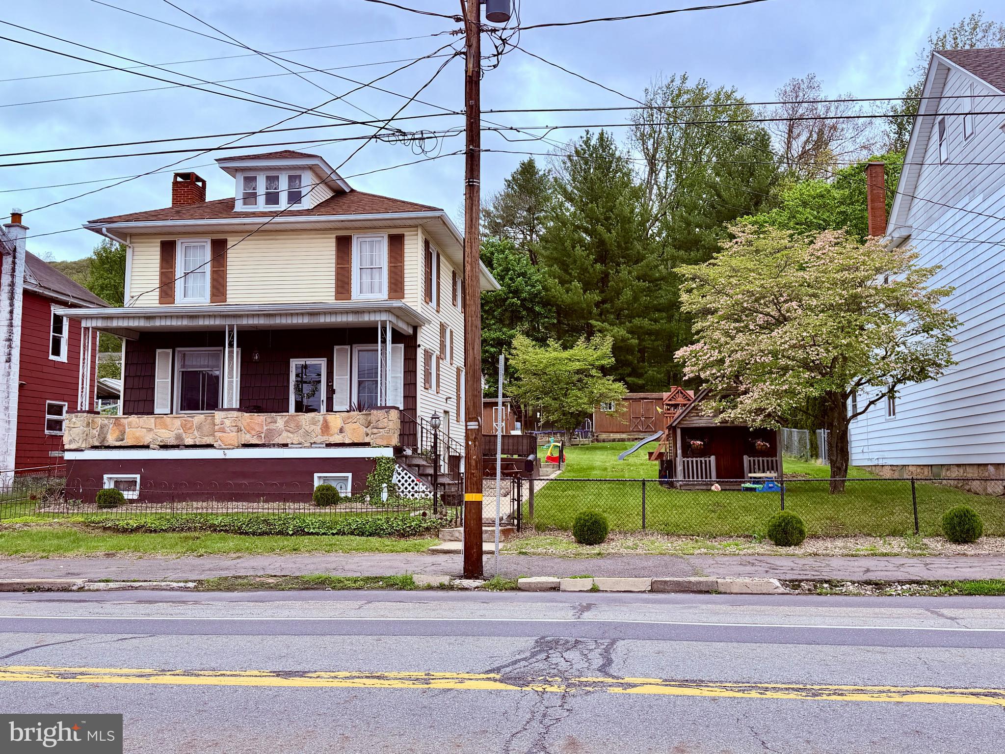 1131 E GRAND AVENUE