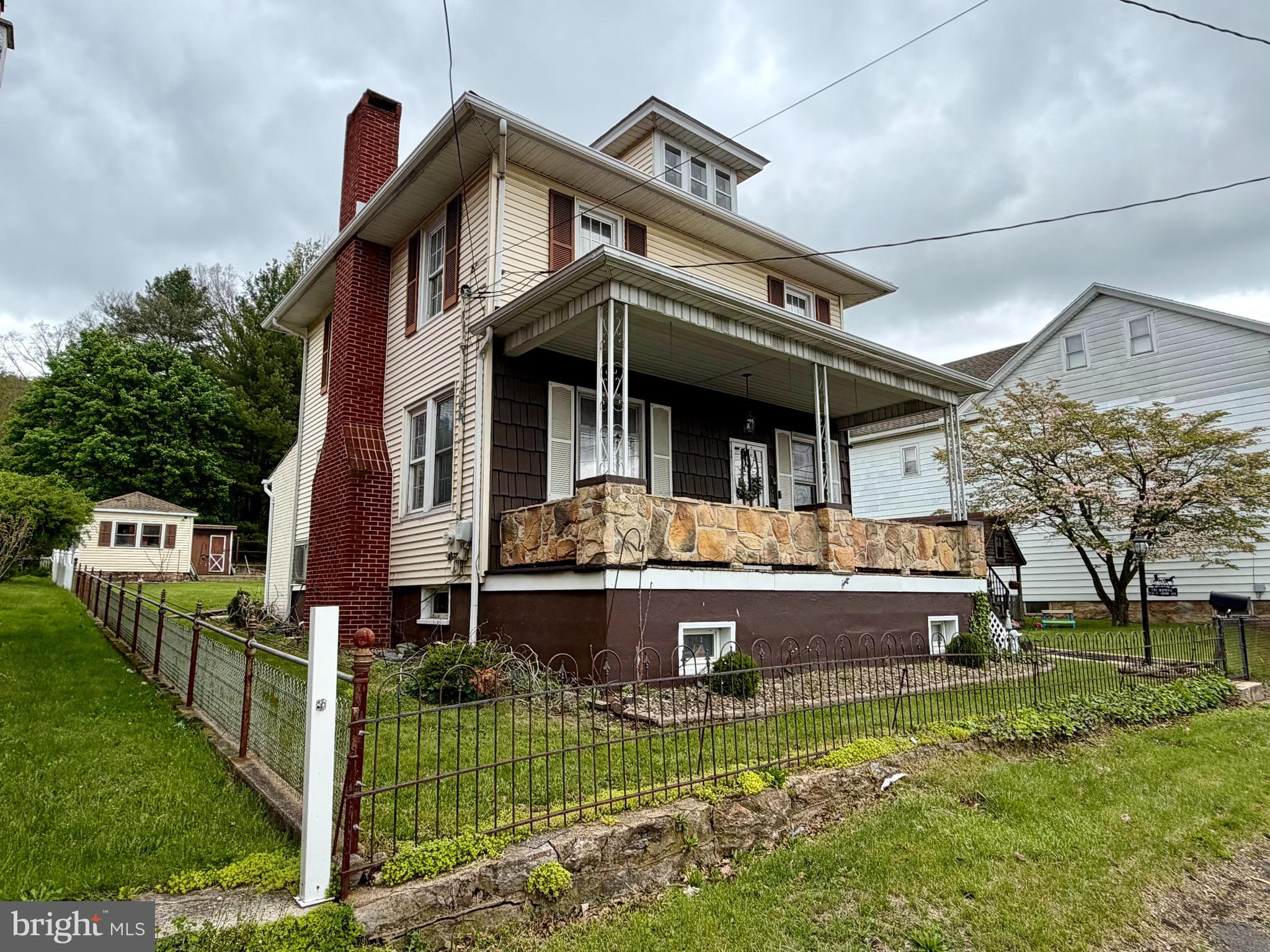 1131 E GRAND AVENUE