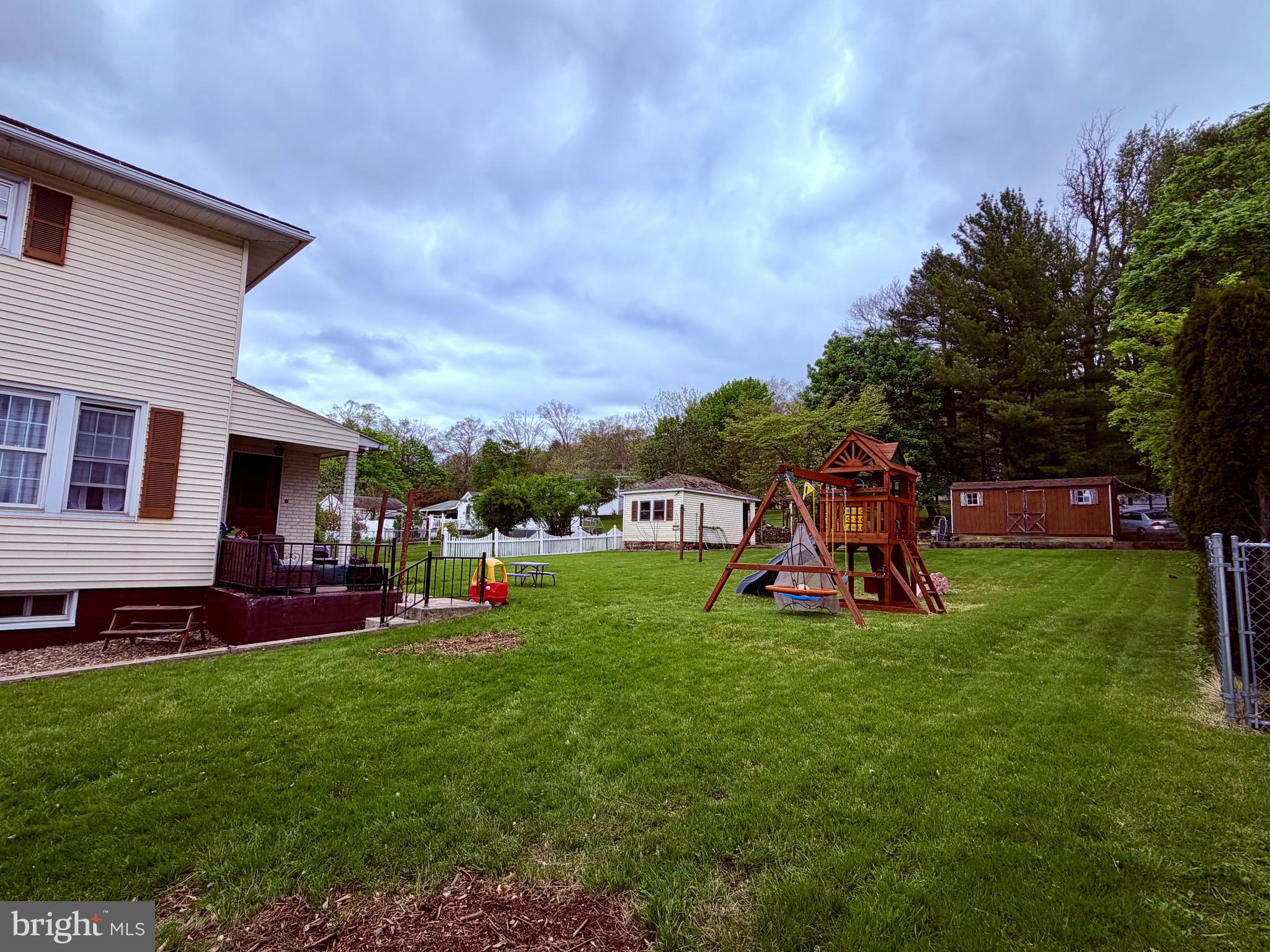 1131 E GRAND AVENUE