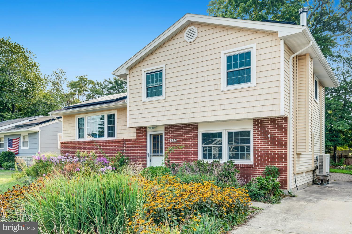 327 TWIN LAKES BOULEVARD
