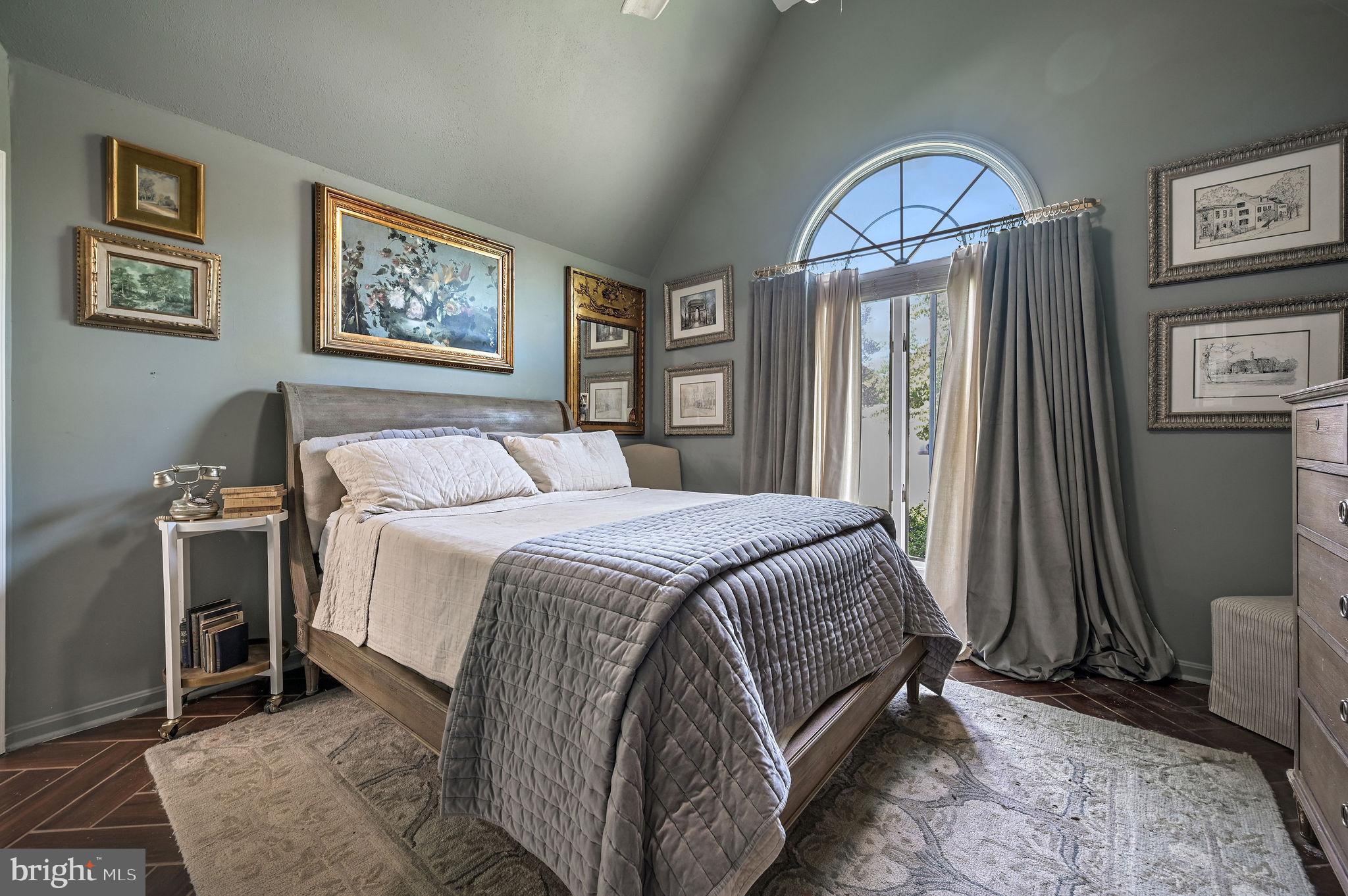 18 E HUNTINGTON CIRCLE