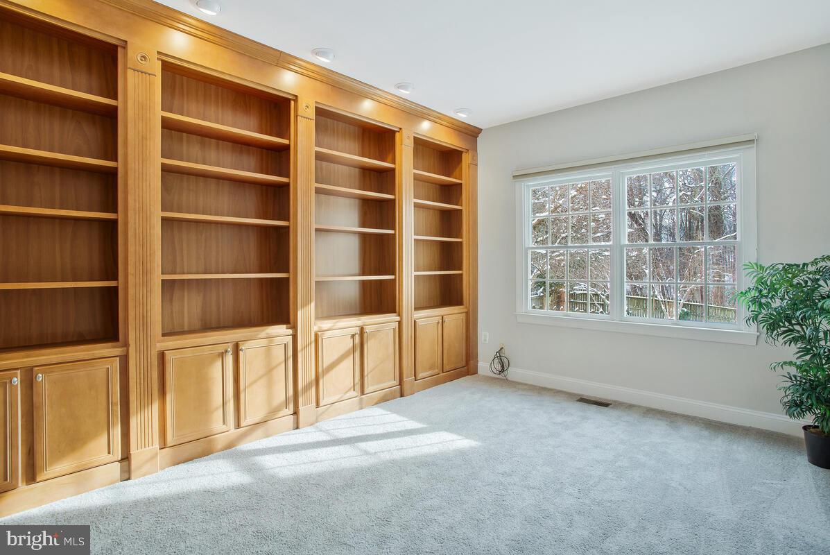 SOUTH RIVER COLONY - Residential