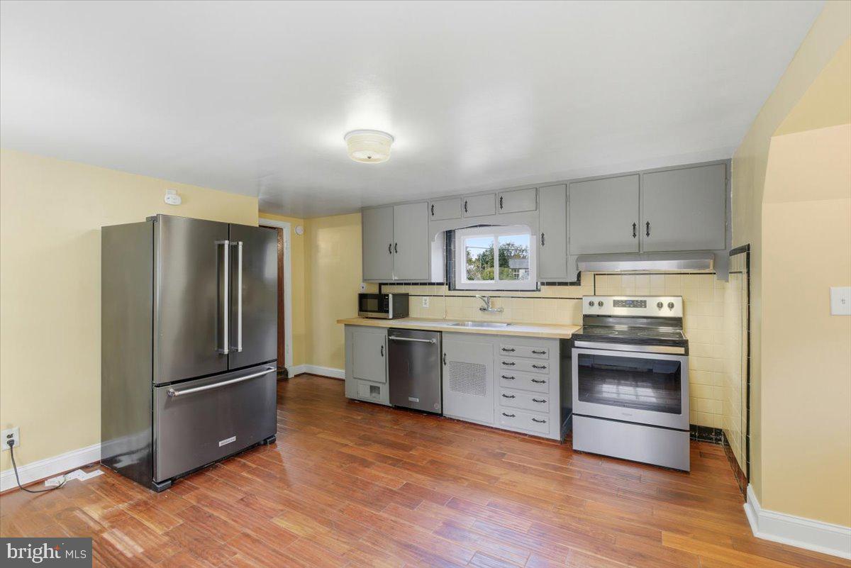 BROYHILL FOREST - Residential Lease