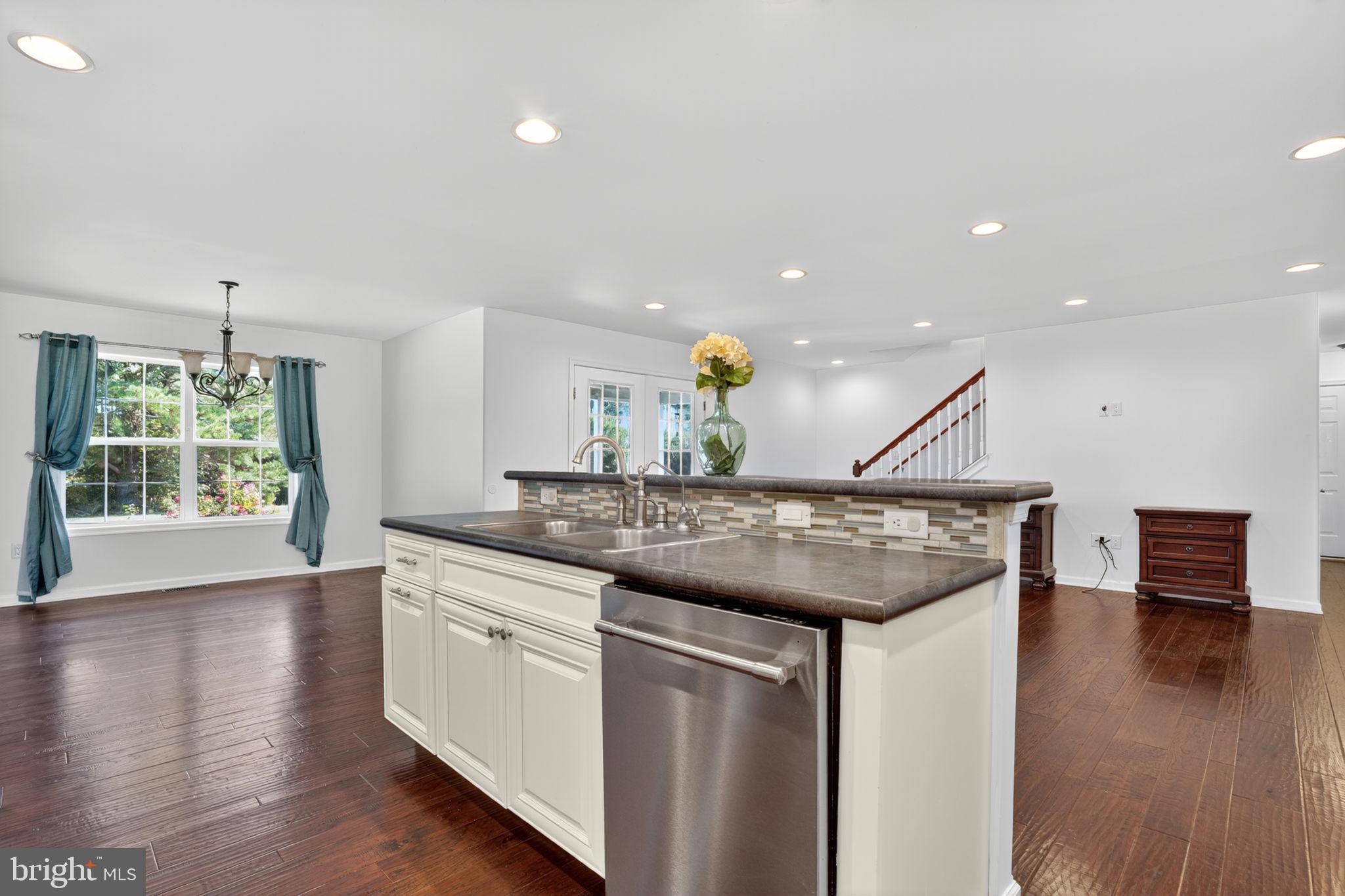 CAPTAIN'S COVE - Residential