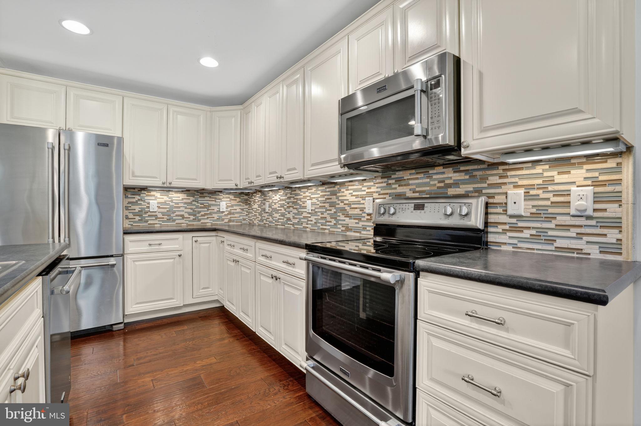 CAPTAIN'S COVE - Residential