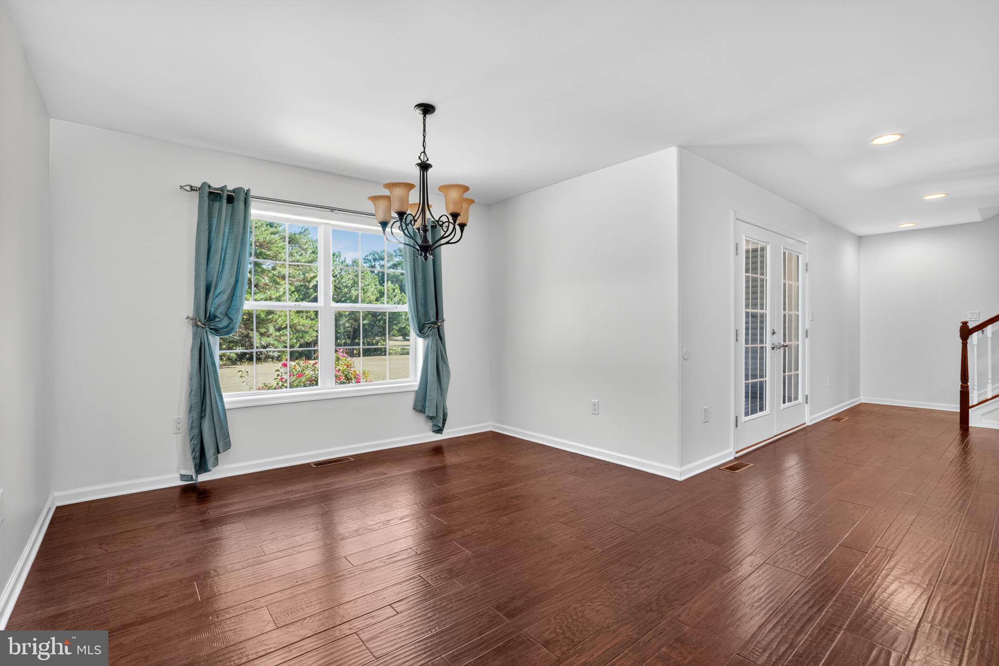 CAPTAIN'S COVE - Residential