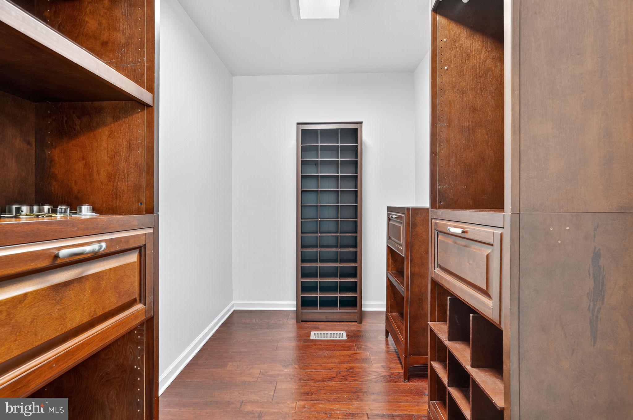 CAPTAIN'S COVE - Residential