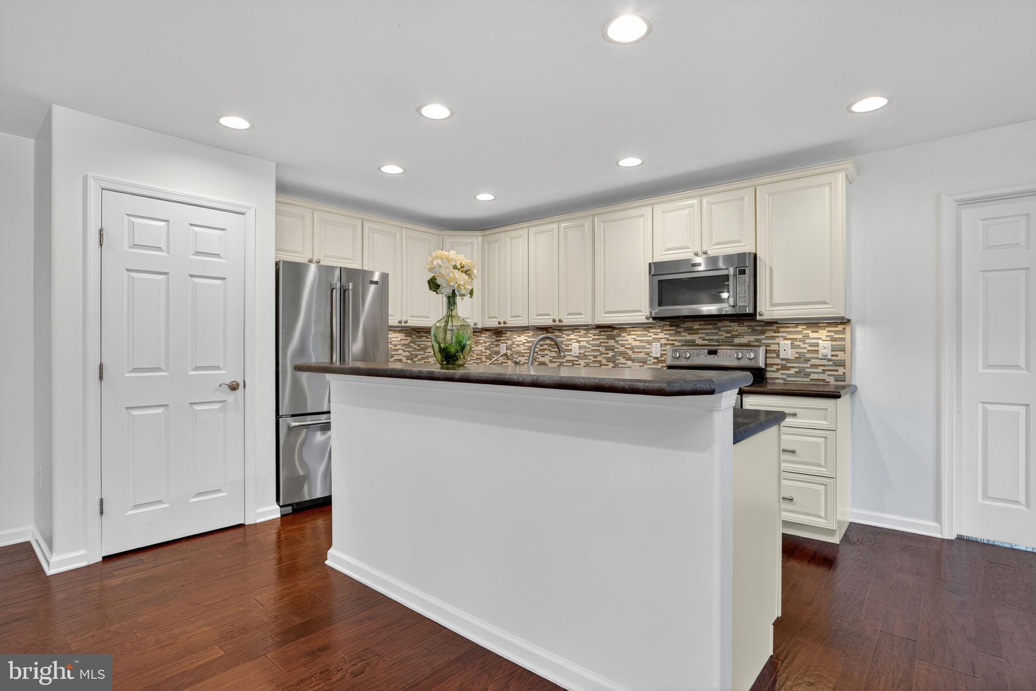 CAPTAIN'S COVE - Residential