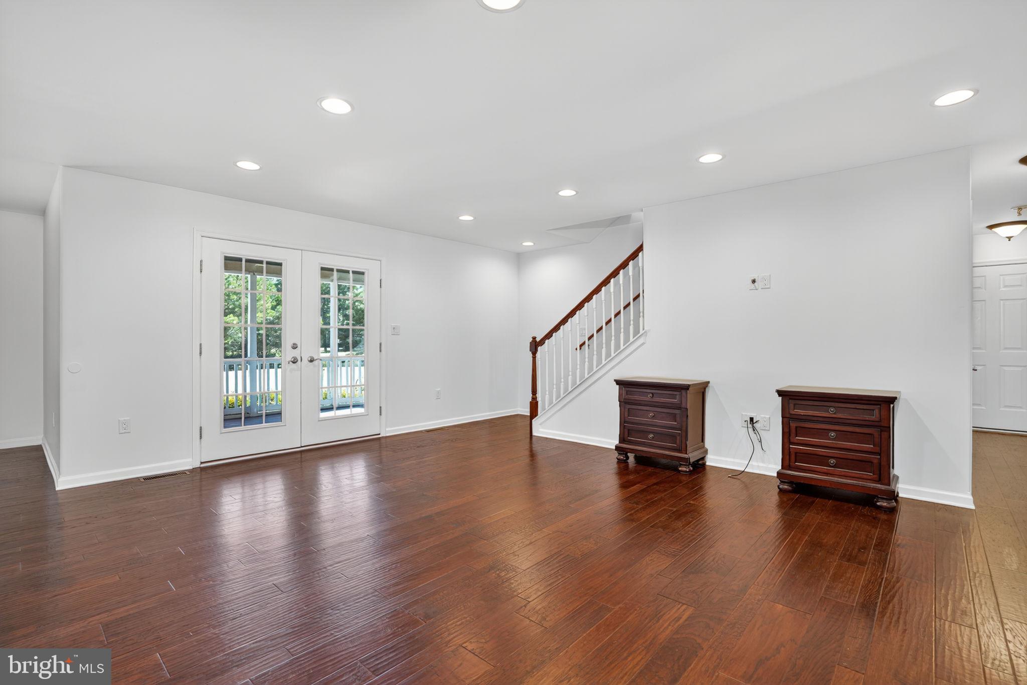 CAPTAIN'S COVE - Residential