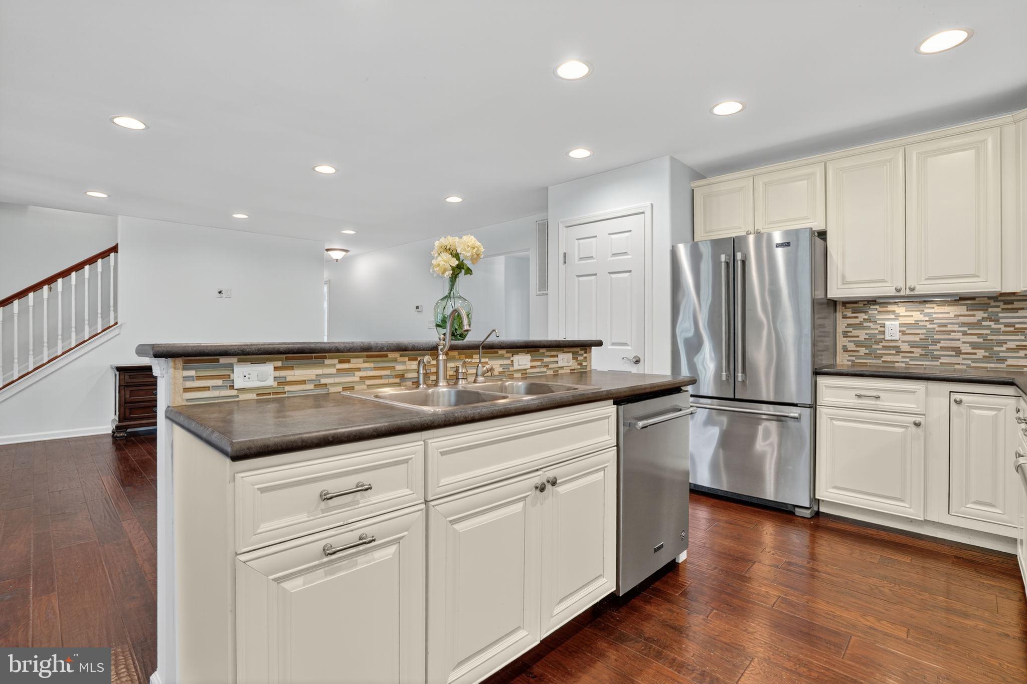 CAPTAIN'S COVE - Residential