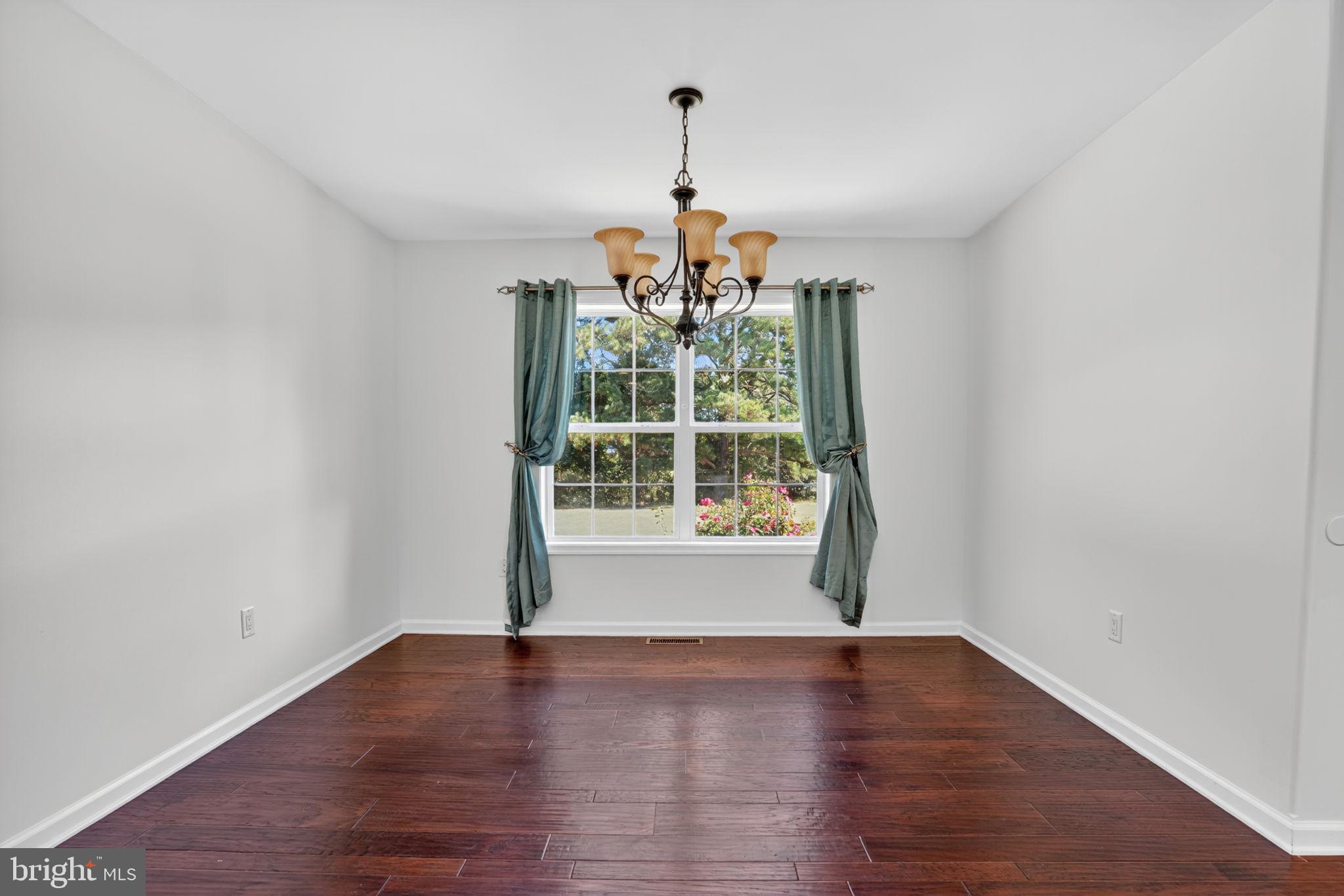 CAPTAIN'S COVE - Residential