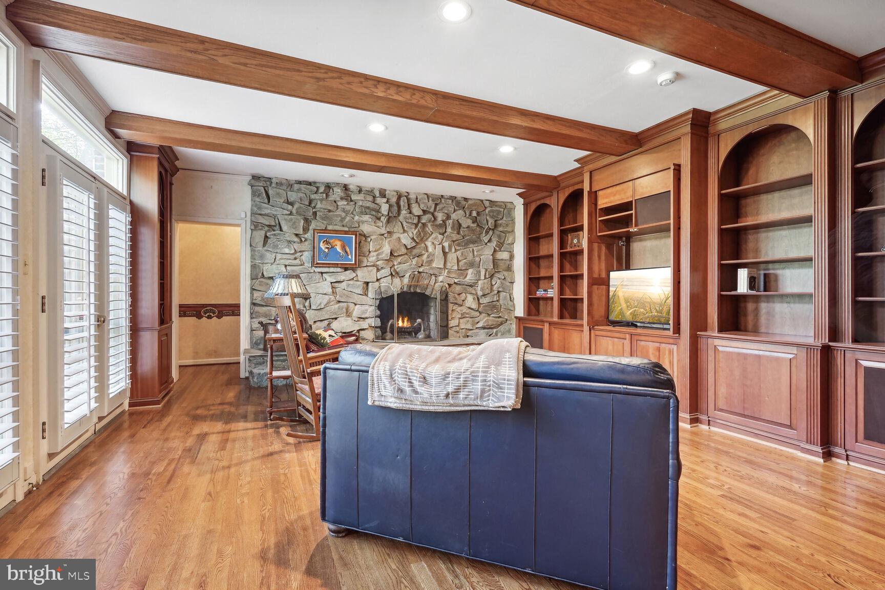 MC LEAN COUNTRY ESTATES - Residential