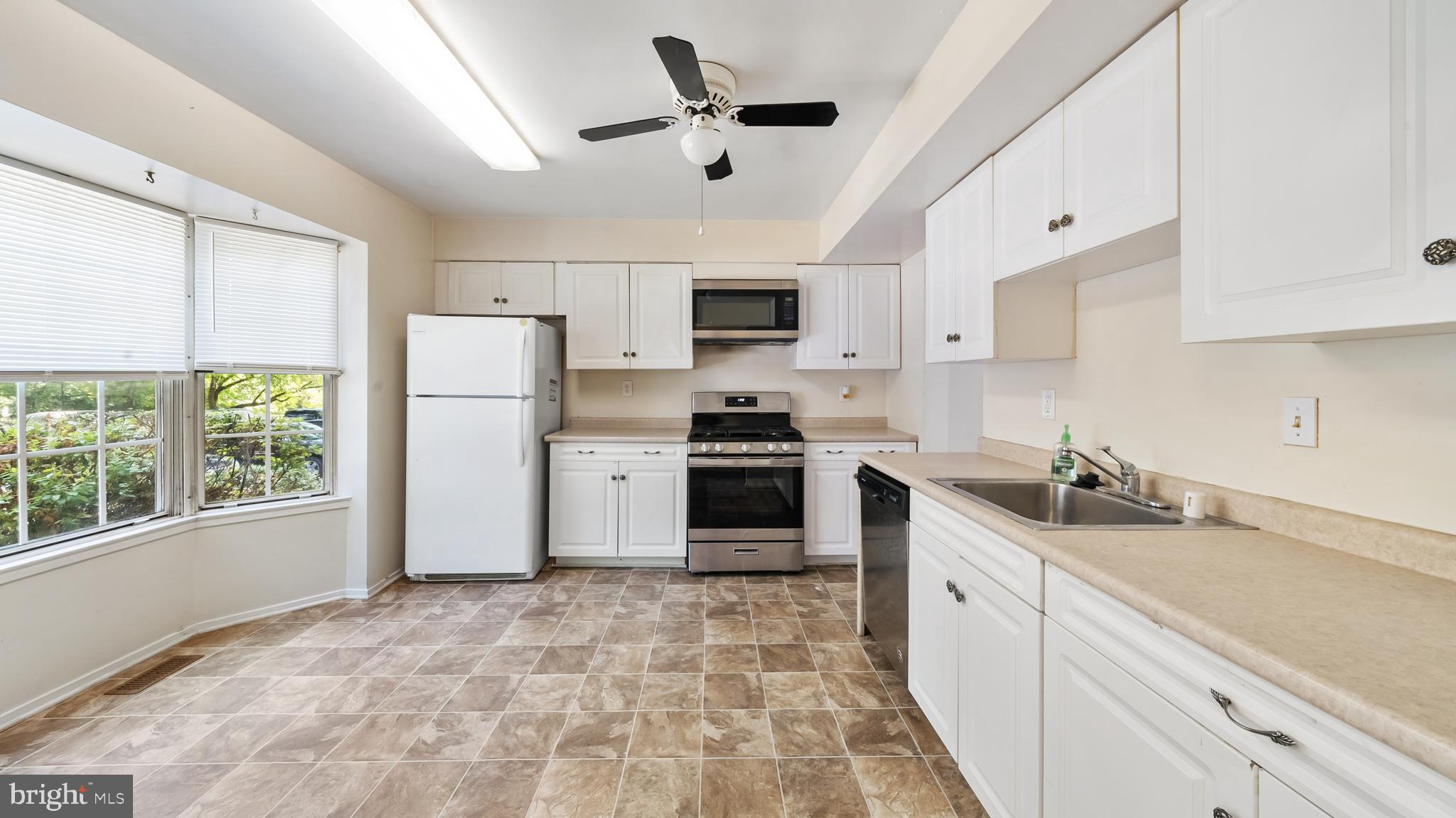 DERWOOD STATION - Residential Lease