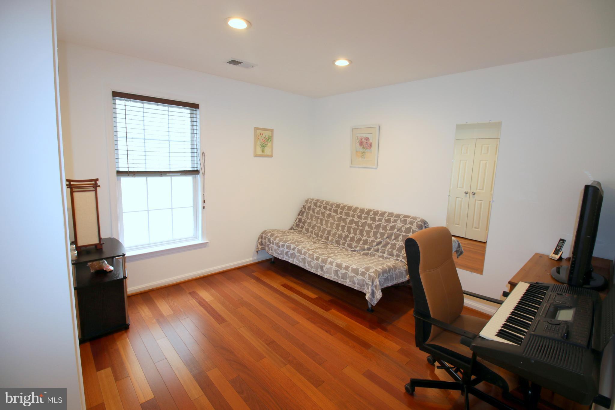 THE COURTS OF FOX MILL - Residential