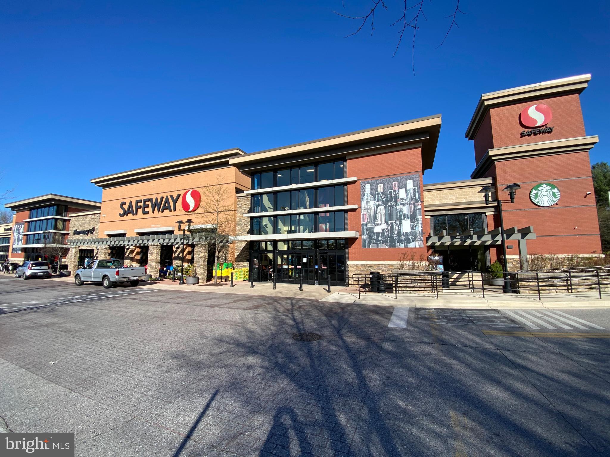 CAMELBACK VILLAGE - Residential