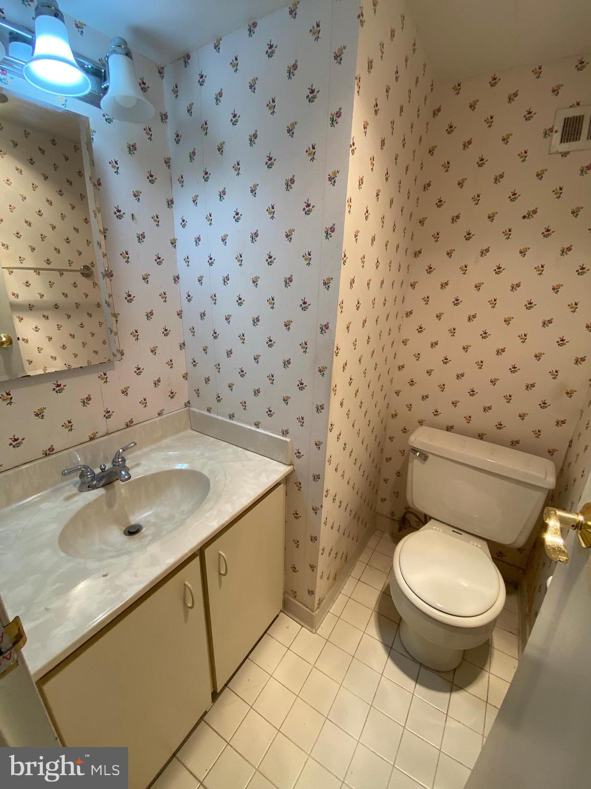 CAMELBACK VILLAGE - Residential