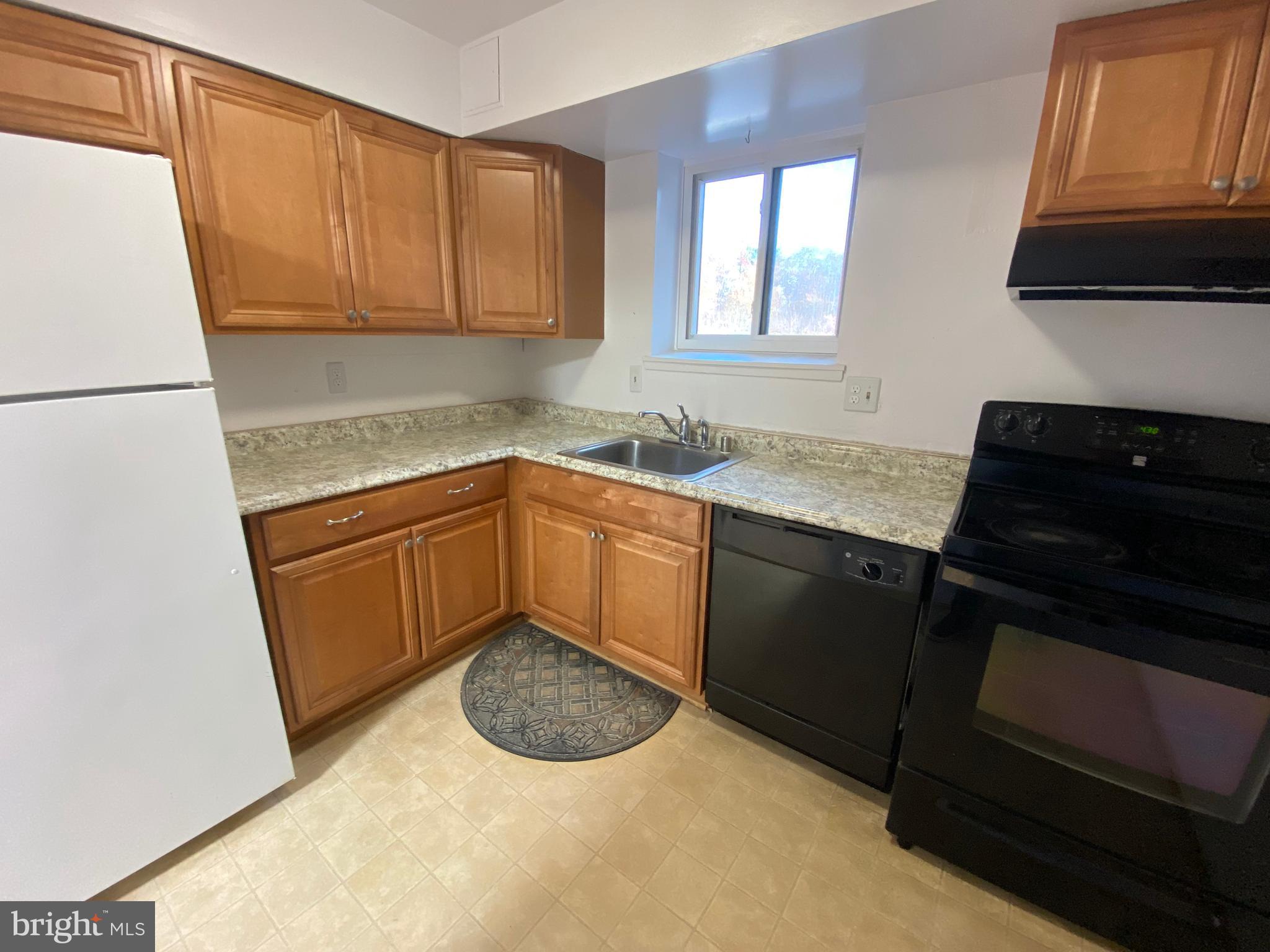 CAMELBACK VILLAGE - Residential