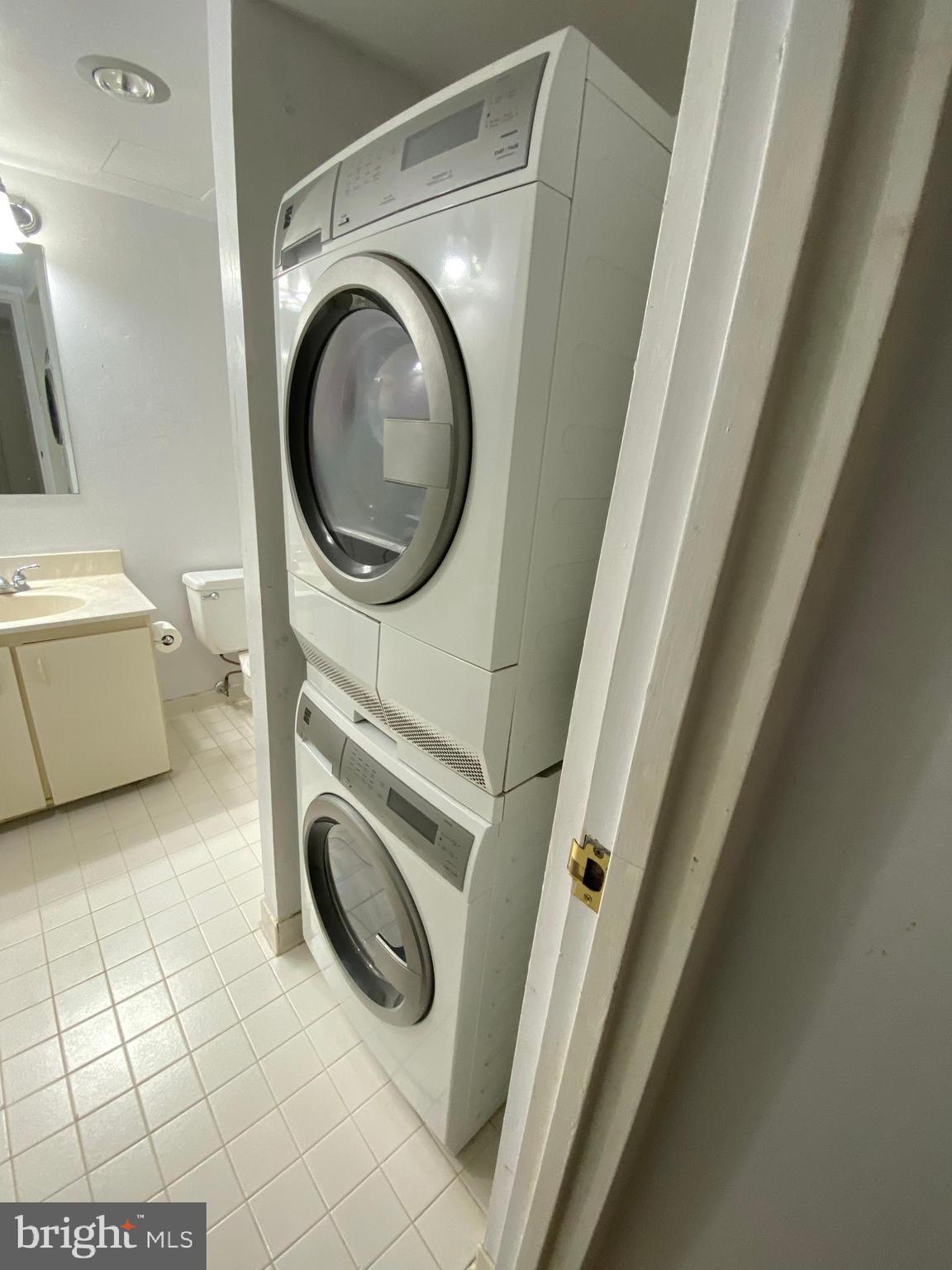 CAMELBACK VILLAGE - Residential