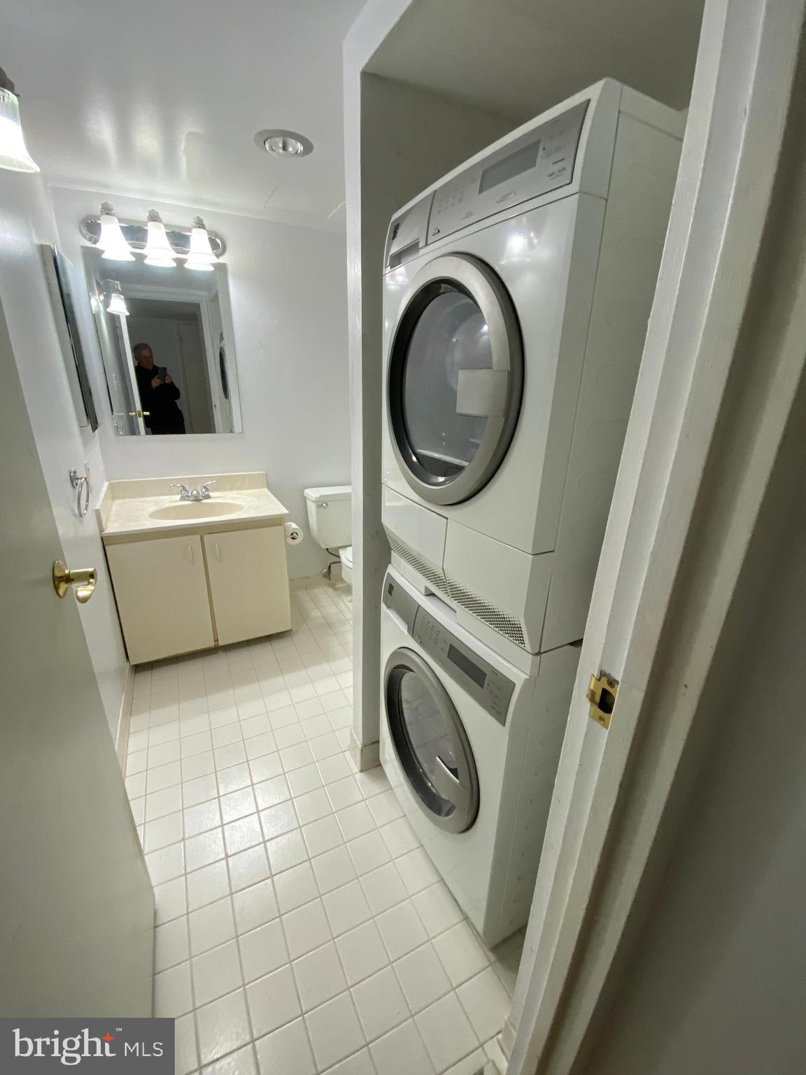 CAMELBACK VILLAGE - Residential