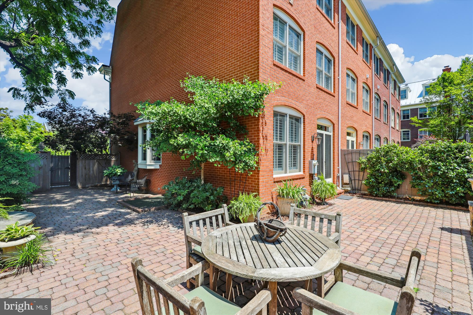 FAIRFAX ROW - Residential