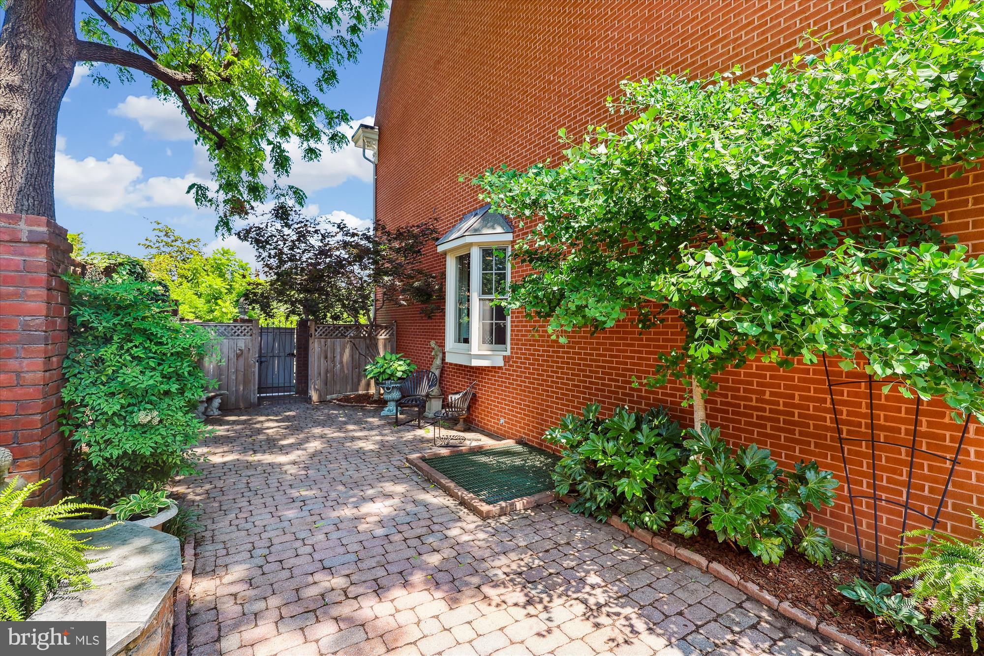 FAIRFAX ROW - Residential