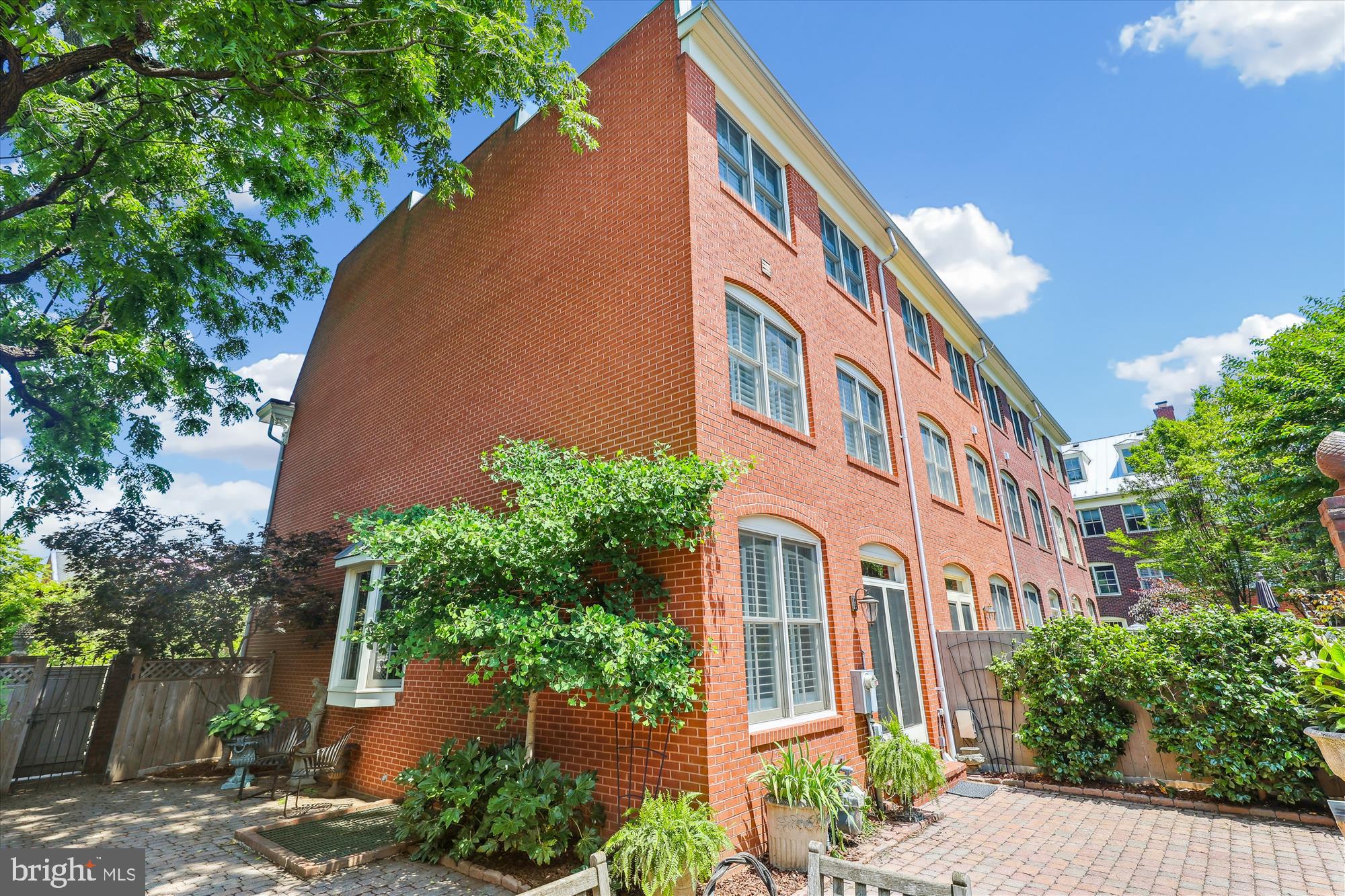 FAIRFAX ROW - Residential