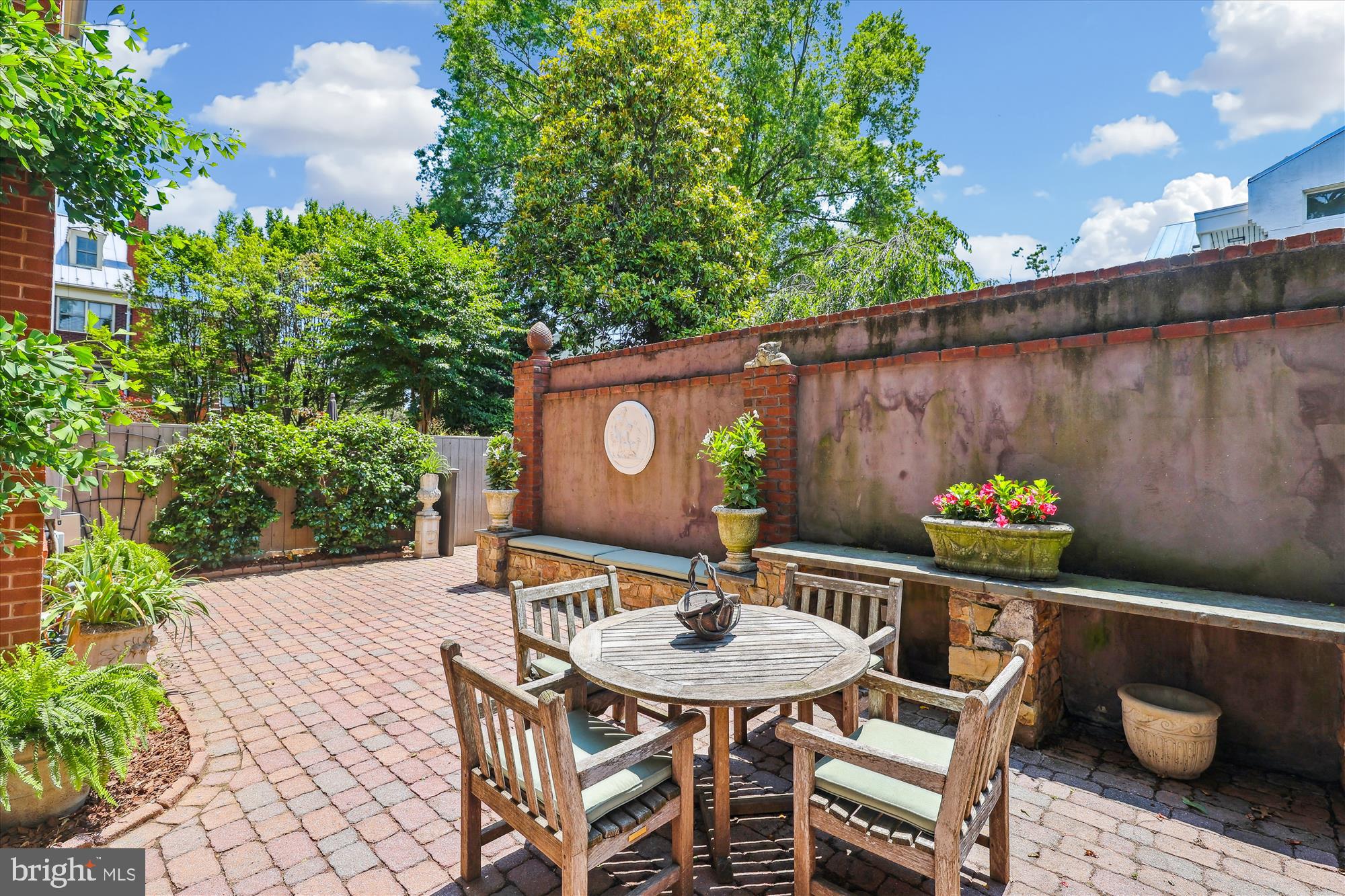 FAIRFAX ROW - Residential