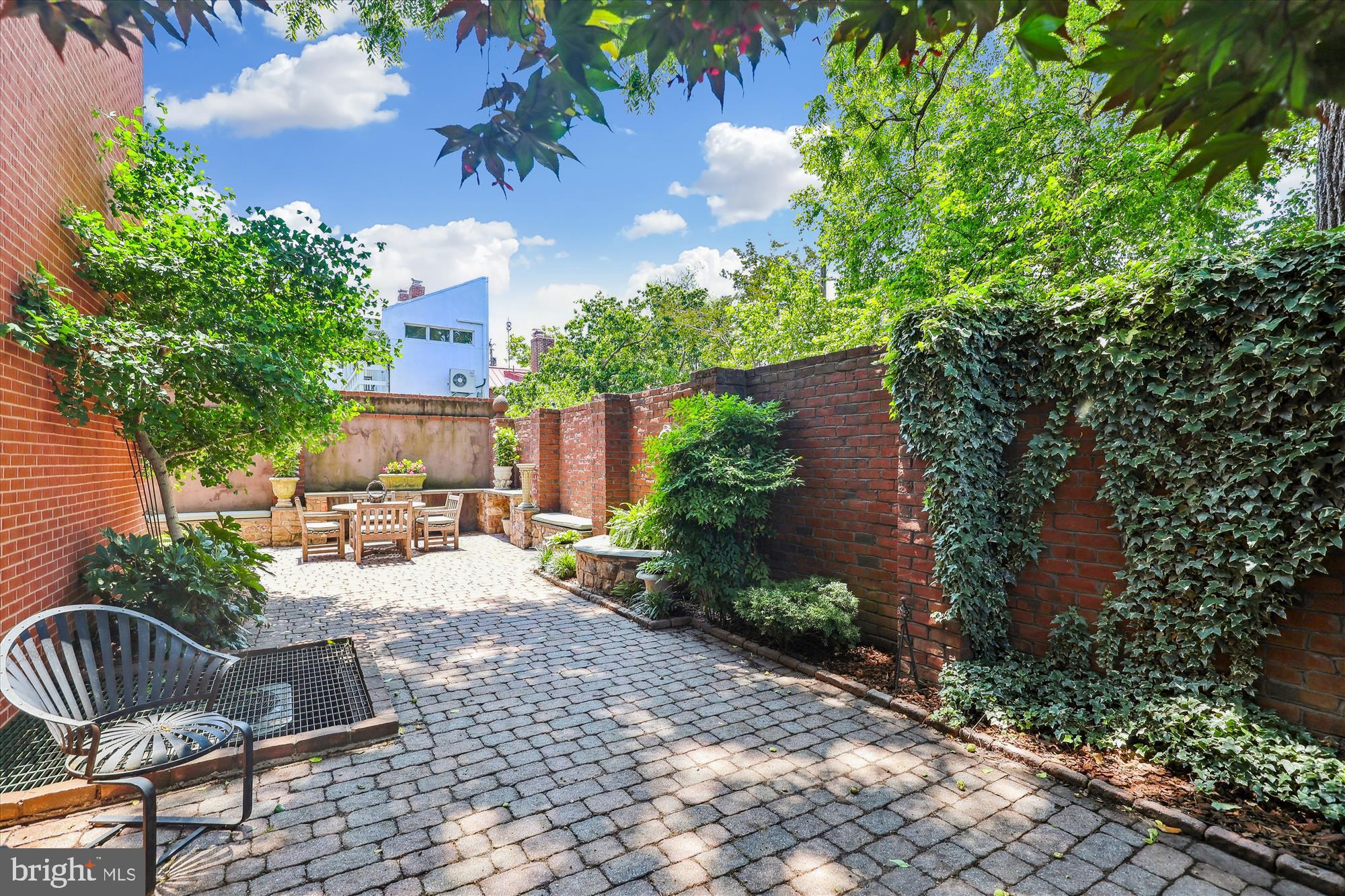 FAIRFAX ROW - Residential