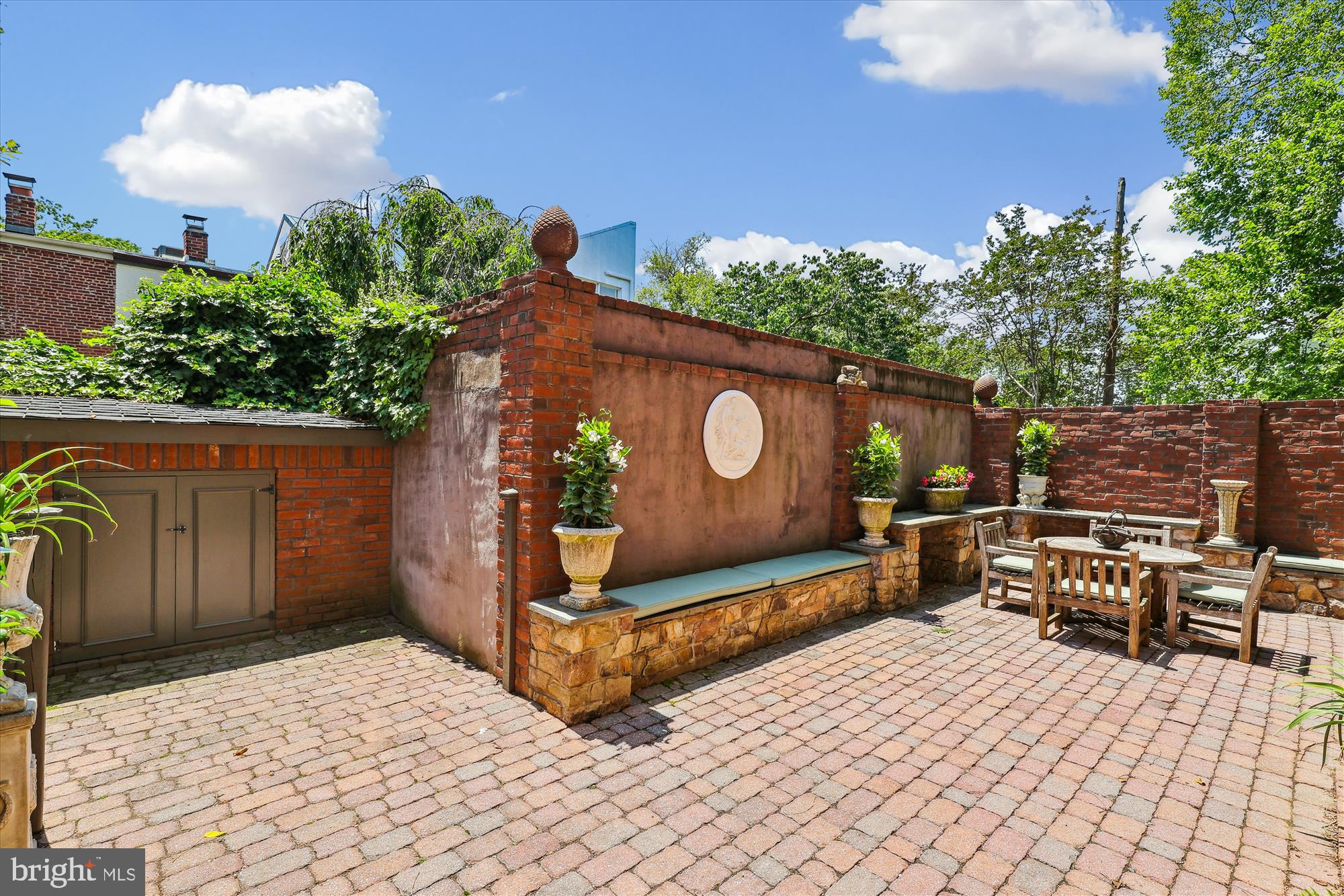 FAIRFAX ROW - Residential