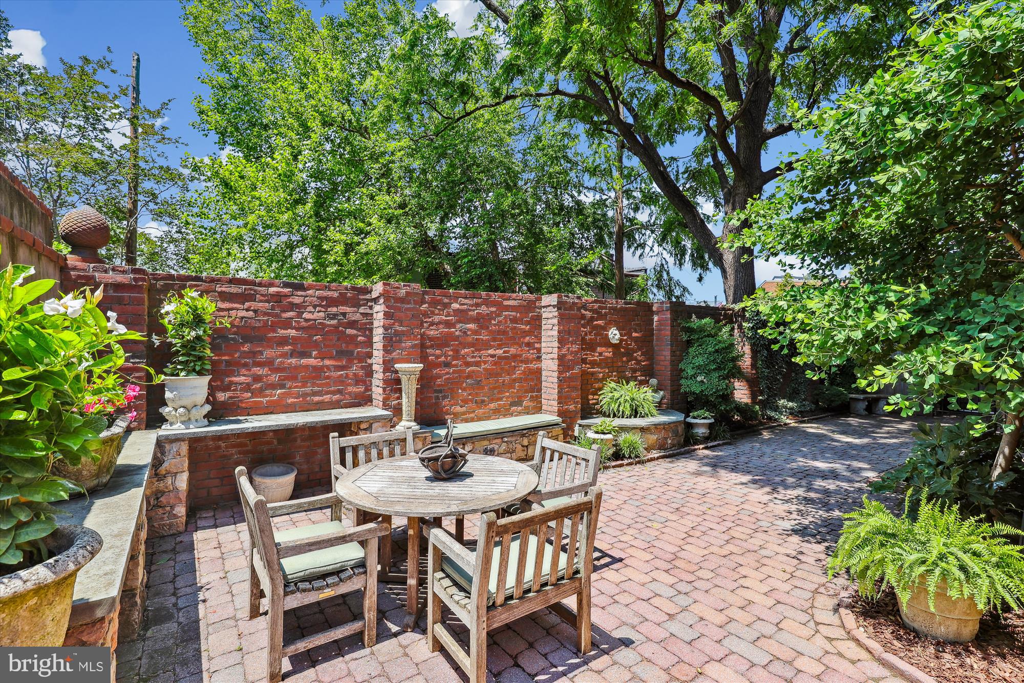 FAIRFAX ROW - Residential