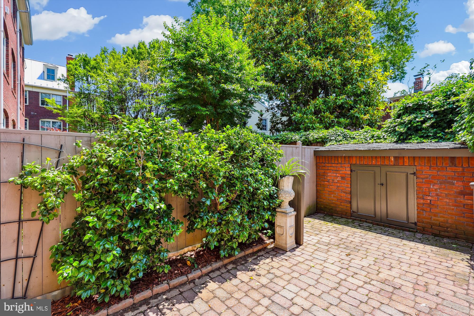 FAIRFAX ROW - Residential